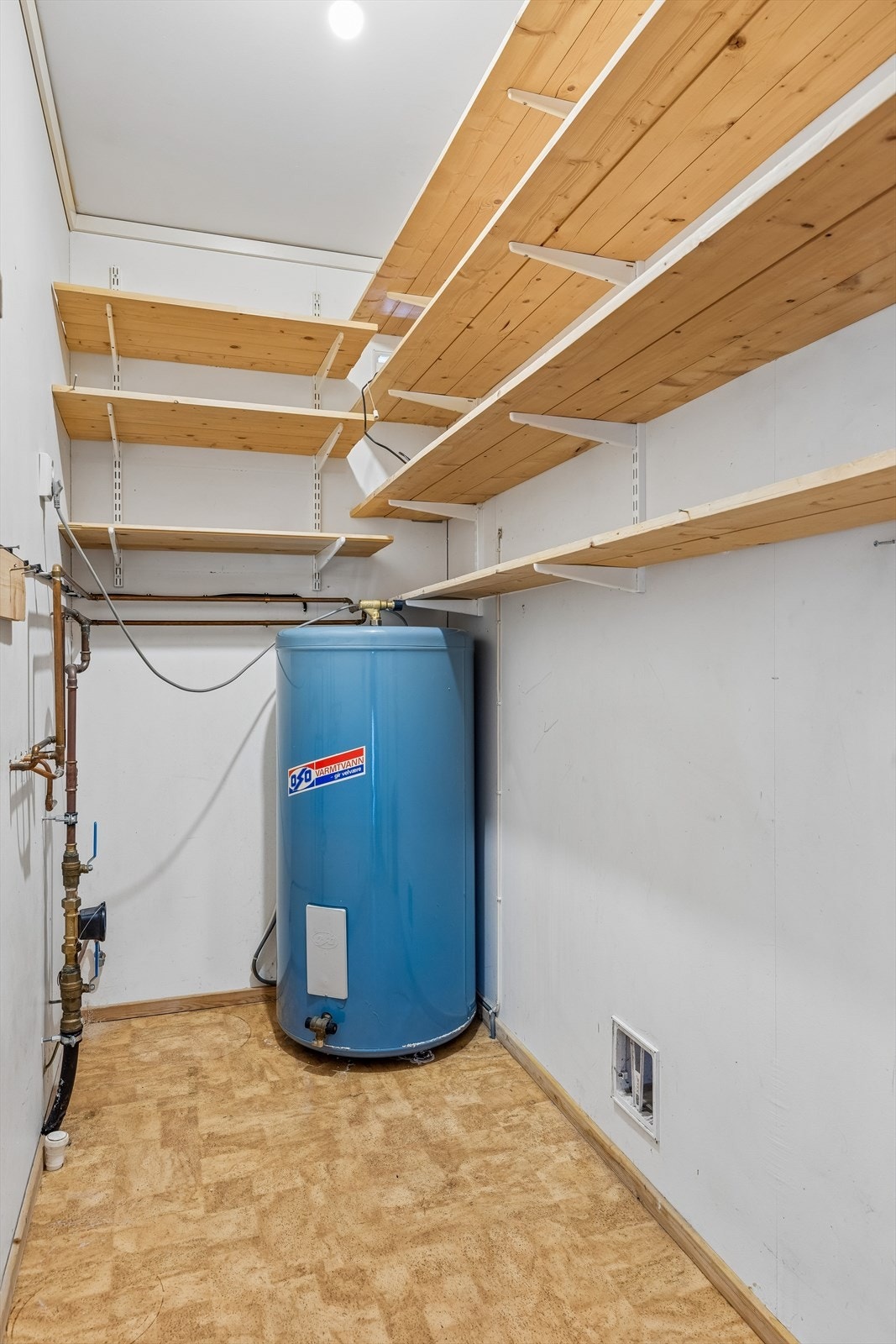 Innvendig bod med stoppekran og varmtvannsbereder på cirka 200 liter. Galleribilde