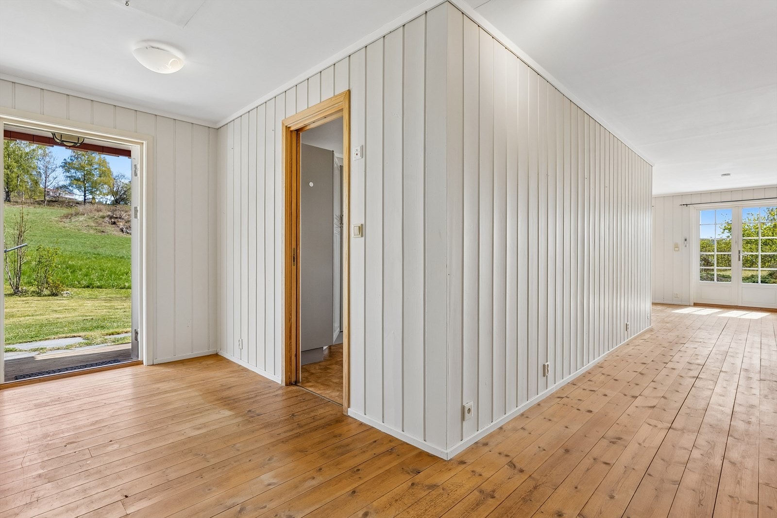 Entréen ønsker velkommen og leder videre inn i boligens oppholdsrom. Galleribilde
