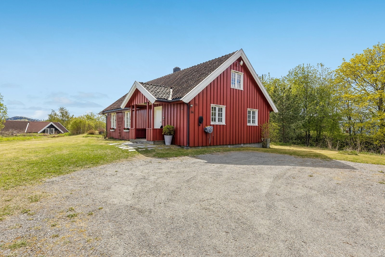 Gårdsplassen gir rikelig med parkeringsmuligheter. Galleribilde