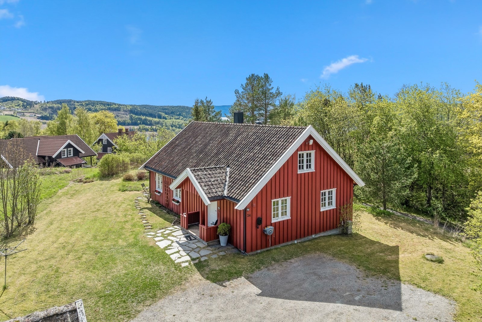 Eiendommen ligger skjermet og fredelig til, med utsikt over det omkringliggende landskapet. Galleribilde