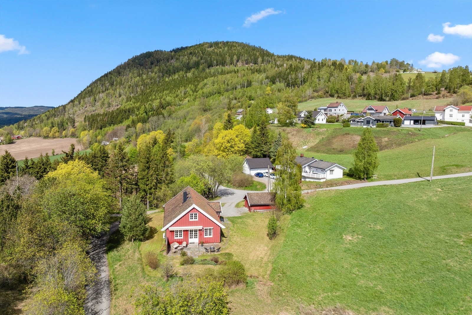 Eiendommen ligger i et landlig og veletablert boligområde i Røykenvik. Galleribilde