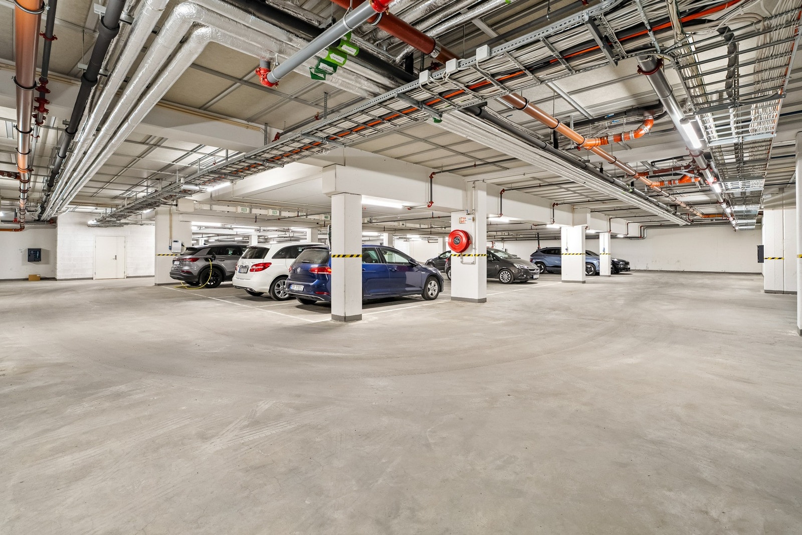 Til leiligheten medfølger en parkeringsplass i felles garasjeanlegg. Galleribilde