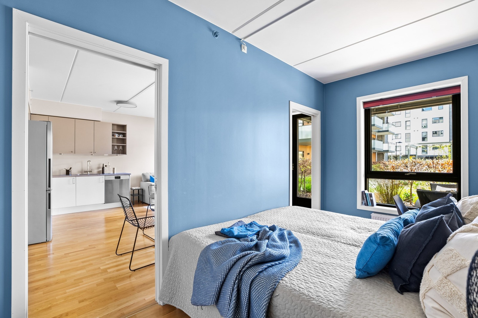 Fra stuen er det to skyvedører inn til et lunt og innbydende soverom. Galleribilde