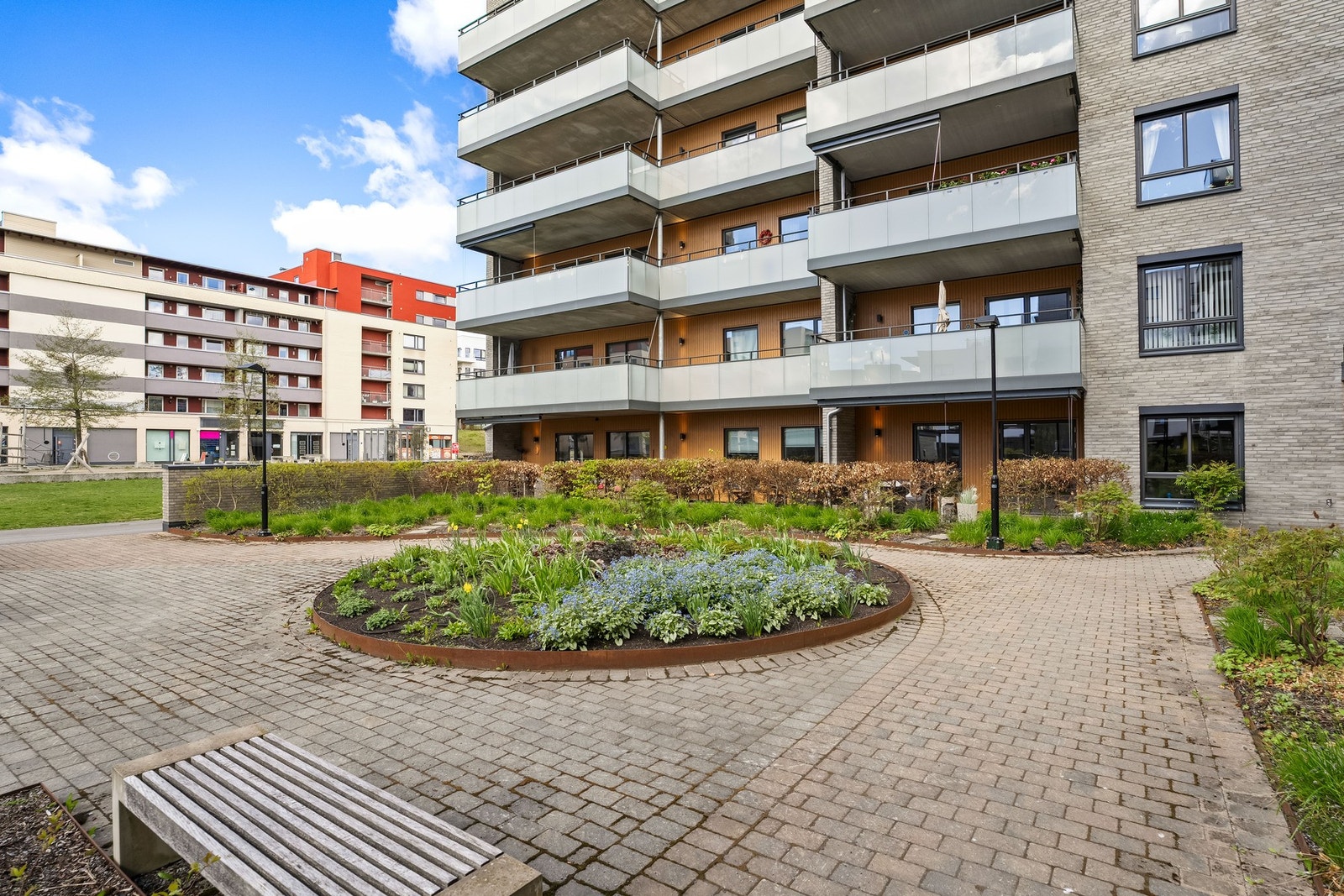 Fra terrassen er det en hellelagt sti som leder ut til et flott fellesareal som er parkmessig opparbeidet. Galleribilde
