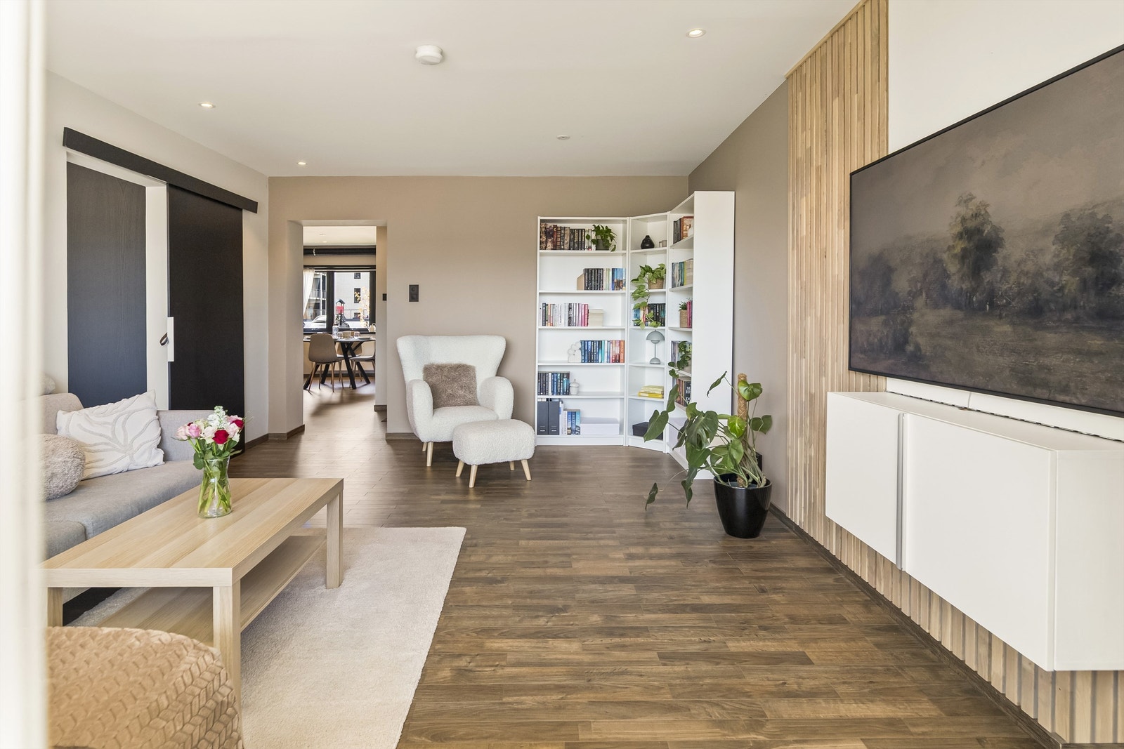 Gulvet i stuen er belagt med laminat, som er gjennomgående i flere av rommene. Galleribilde