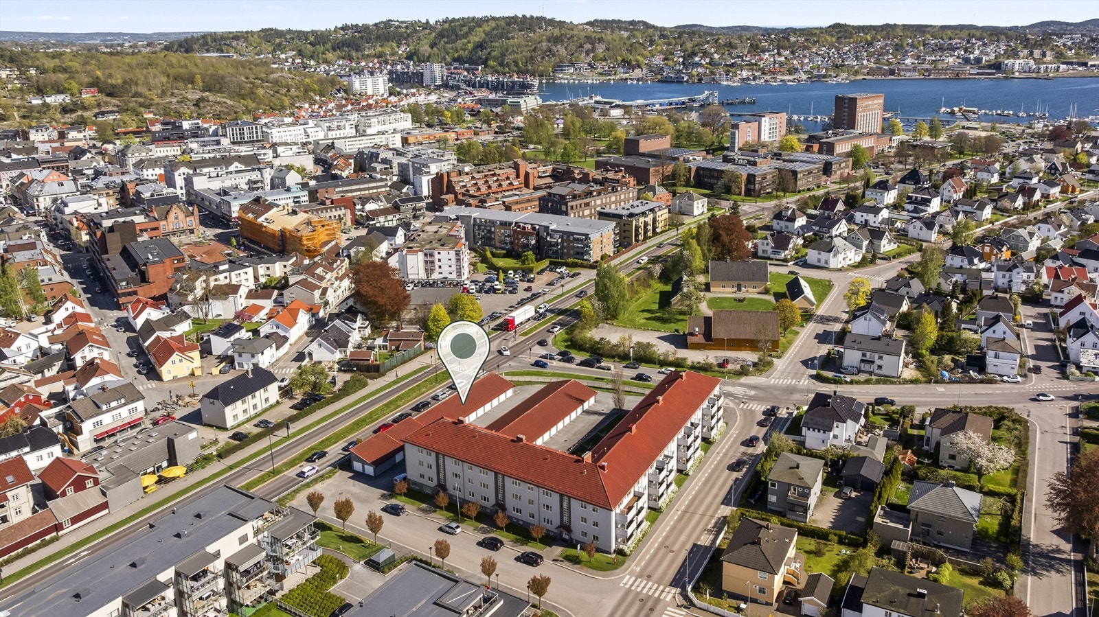Fra leiligheten er det gangavstand til Hvaltorvet Kjøpesenter, samt et godt utvalg av butikker, kafeer og restauranter. Galleribilde