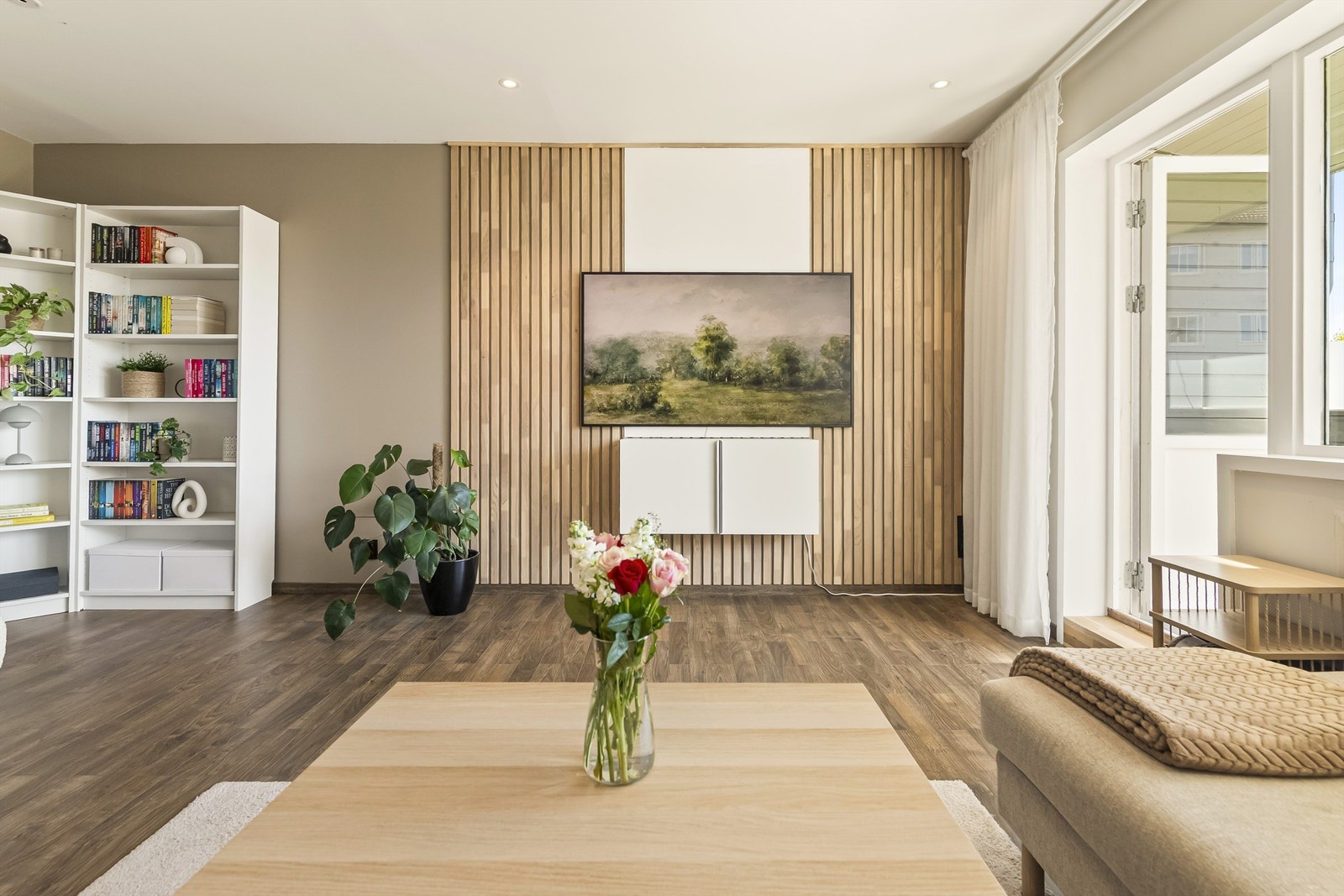 En moderne spilevegg gir stuen et særpreg og fungerer som et dekorativt element. Galleribilde