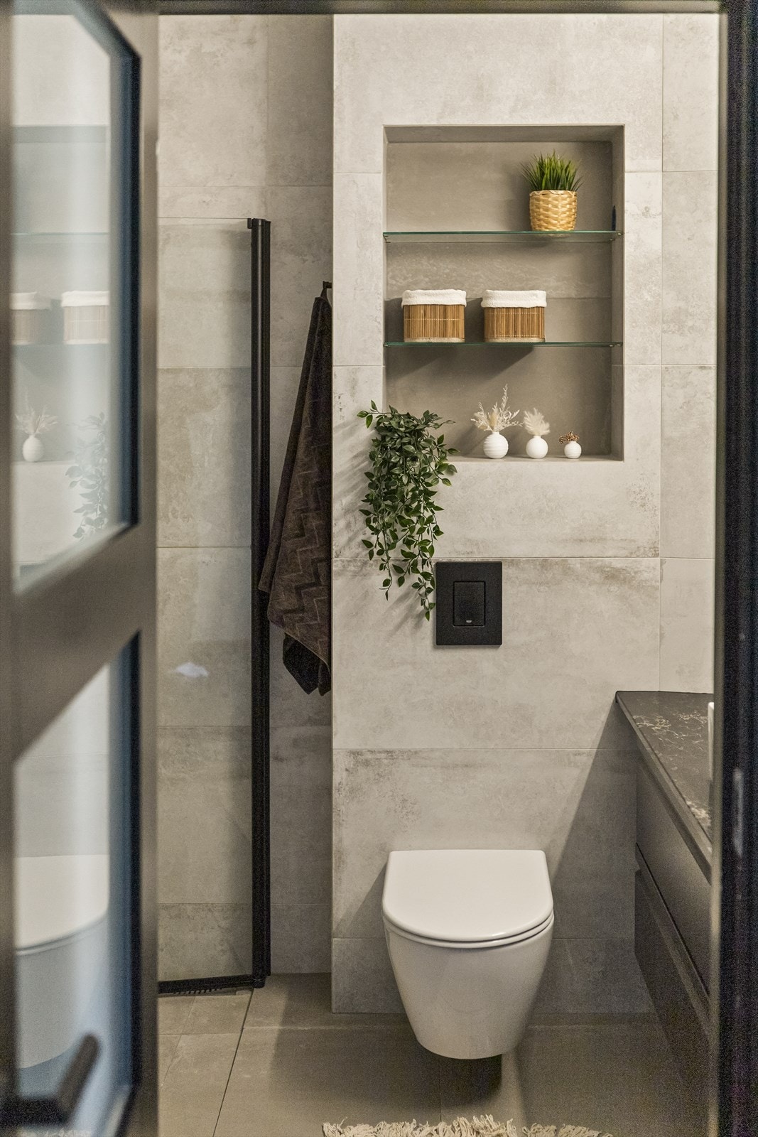 Badet ble totalrenovert i 2022 med moderne fliser, vegghengt toalett og elektrisk gulvvarme. Galleribilde