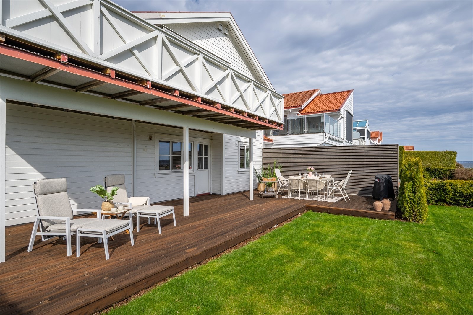 Boligen har et samlet terrasse- og balkongareal på 105 m², bygget i impregnert treverk. Galleribilde