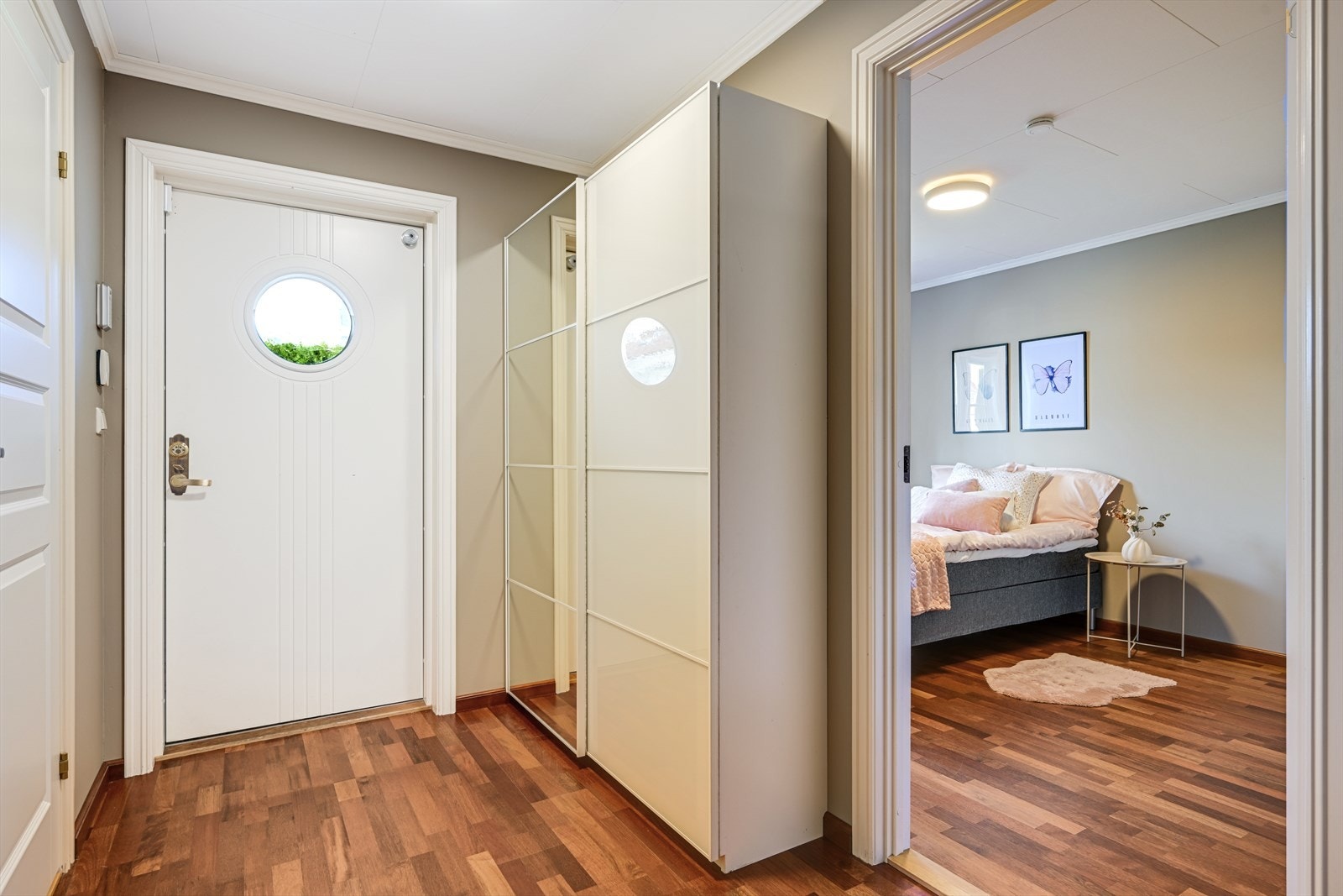 Fra entréen er det tilgang til soverommene og badet i første etasje. Galleribilde