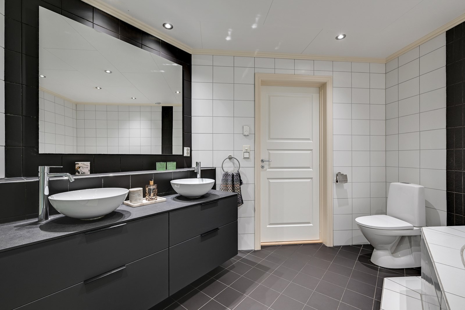 Hele første etasje, inkludert badet, har komfortabel vannbåren gulvvarme. Galleribilde