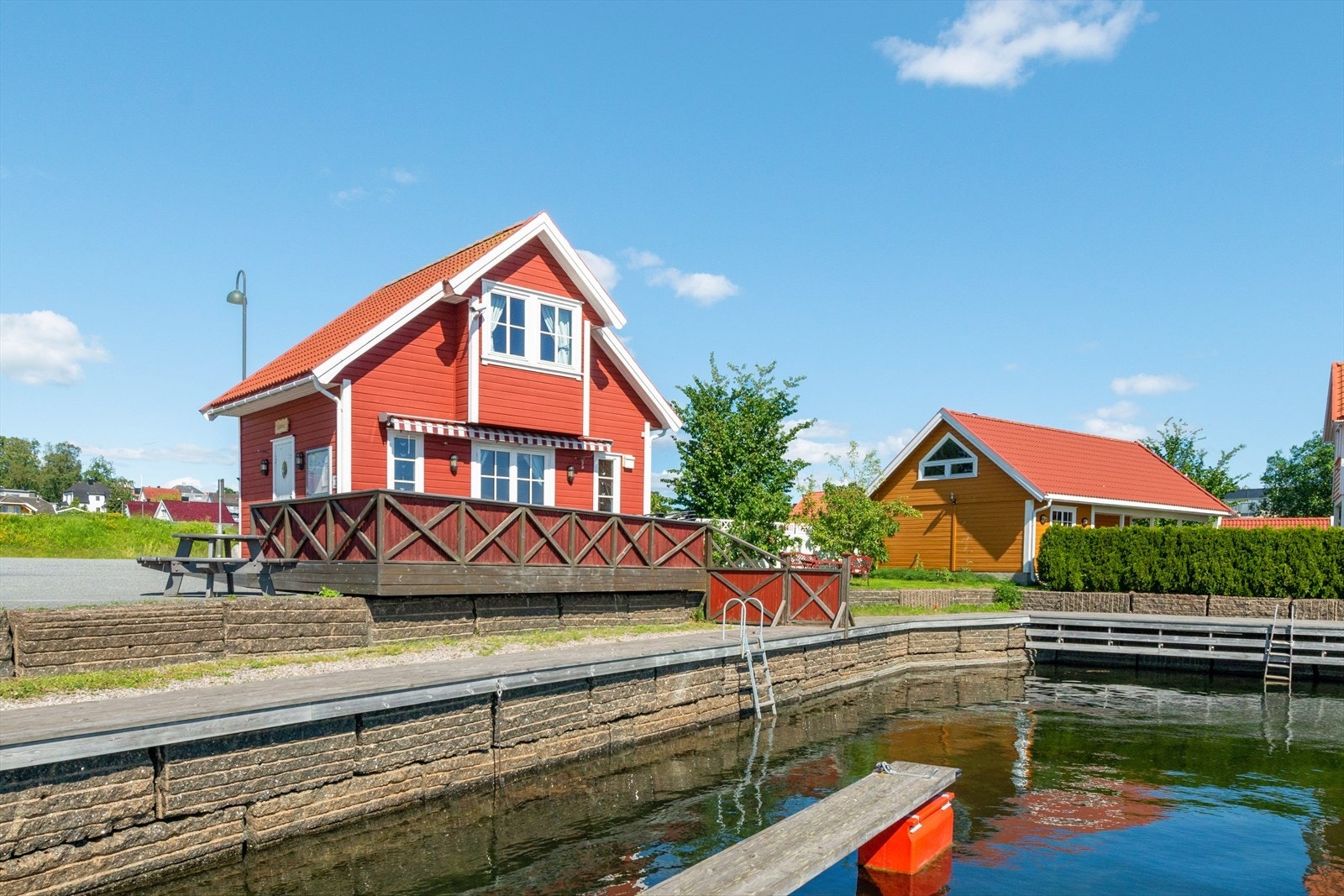 Sjøbua, kan leies for overnatting eller annet arrangement. Galleribilde