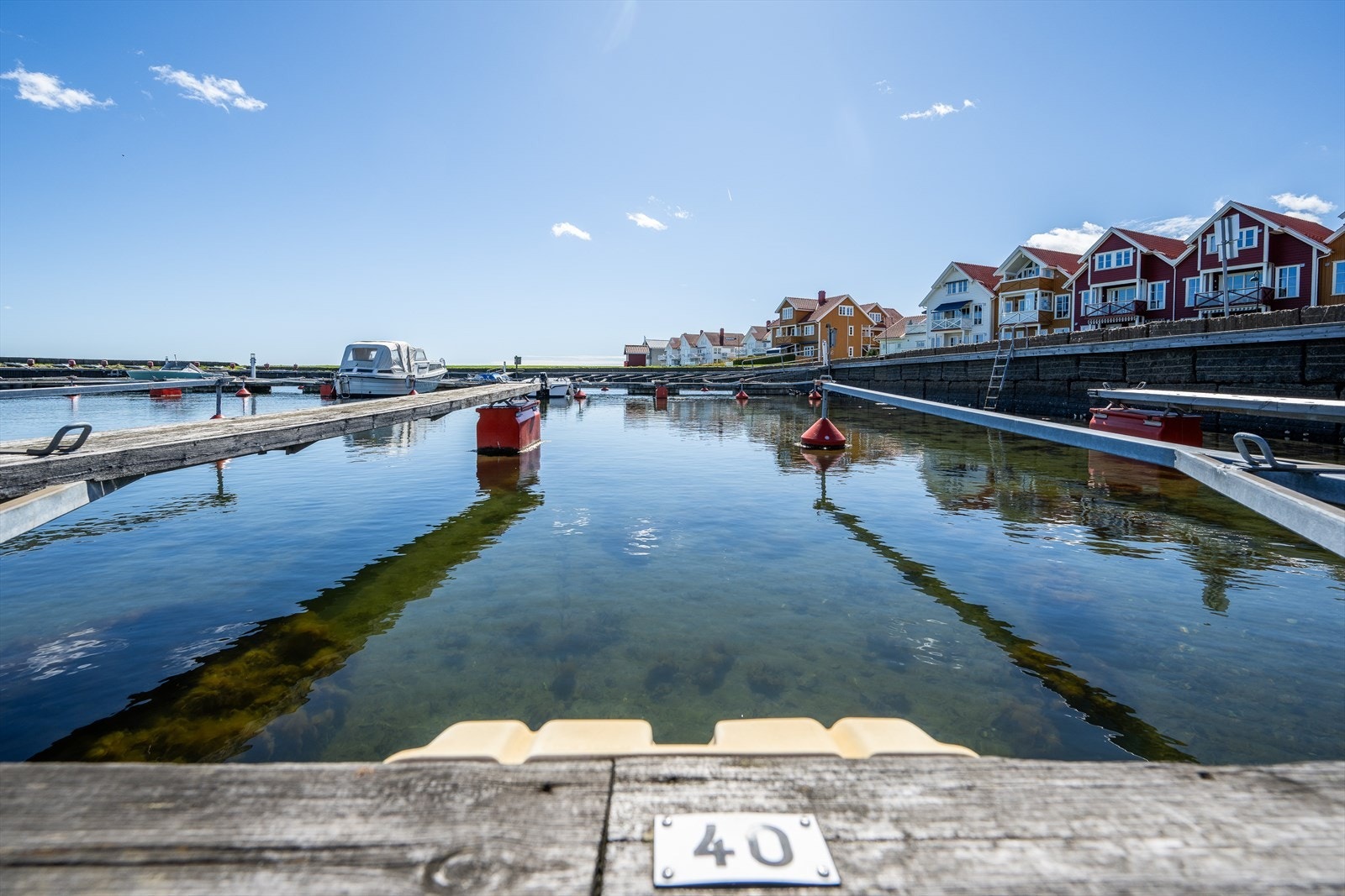 Båtplass nr. 40 medfølger, og har plass til båt på ca. 20 - 22 fot. Plassen har en lysåpning på ca. 284 cm. Galleribilde