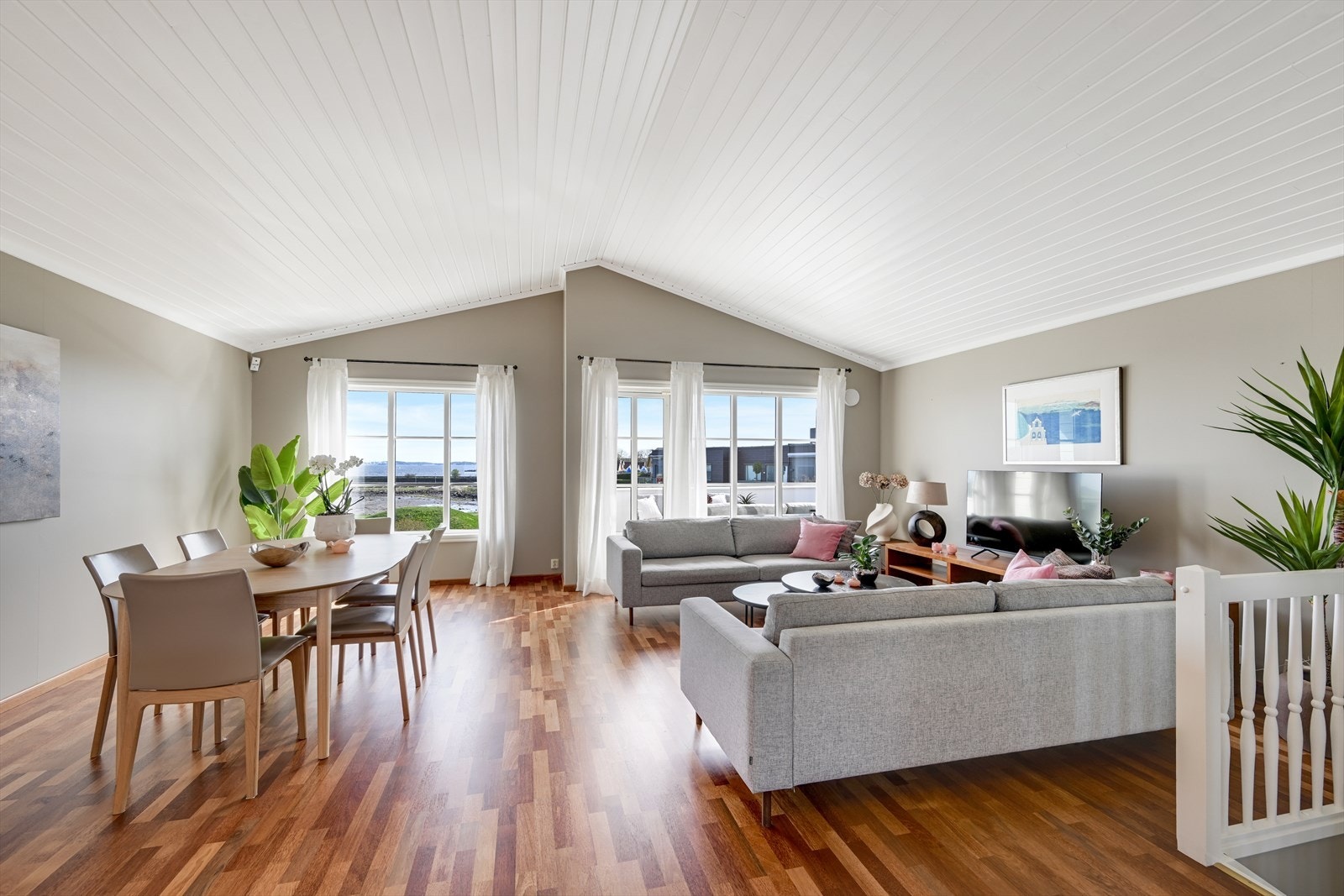 Stuen i andre etasje har nyslipt og lakkert parkett, og god plass til både sofagruppe og spisebord. Galleribilde