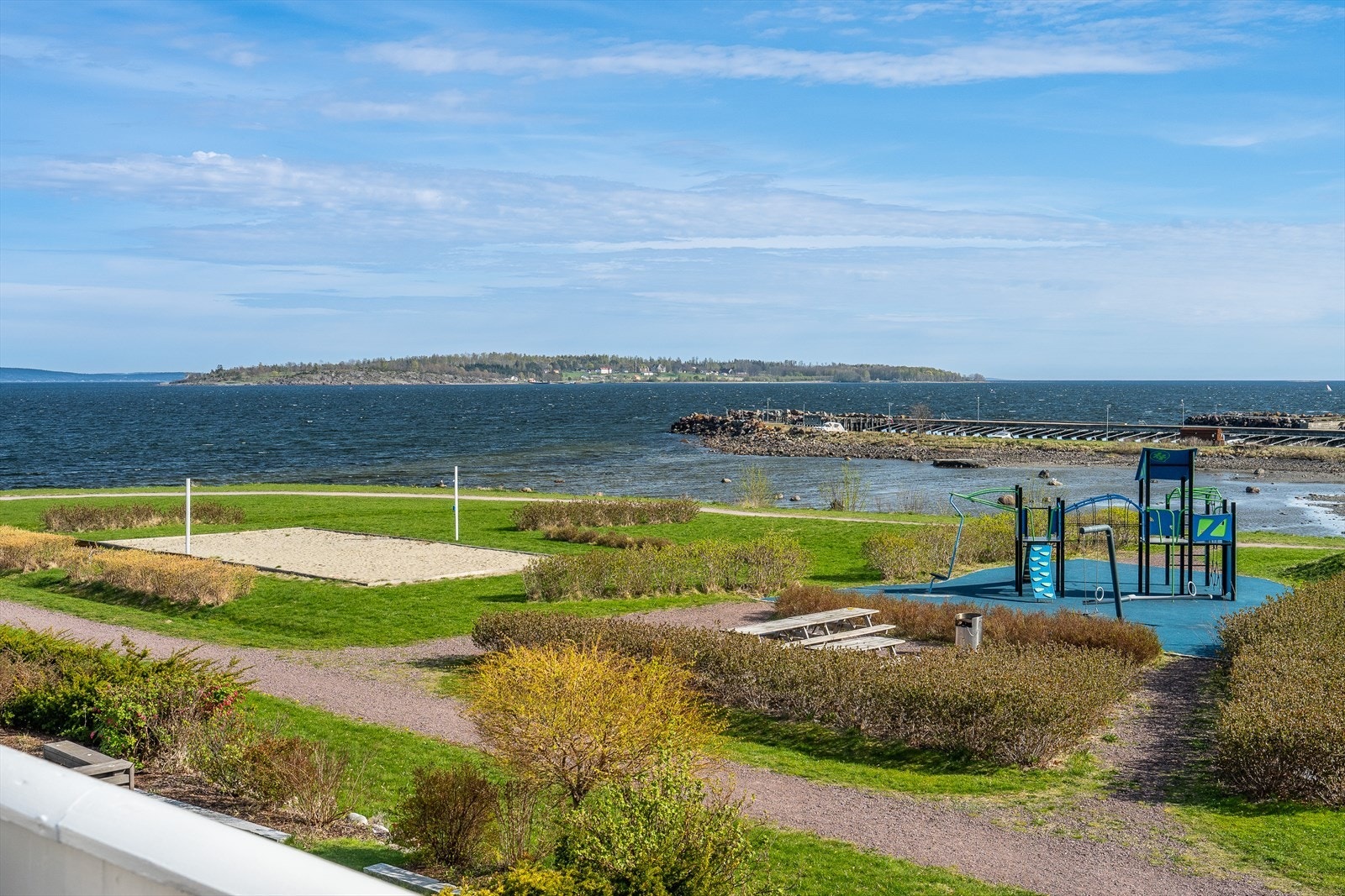 Flott opparbeidet friområdene ved kyststien og boligen. Galleribilde