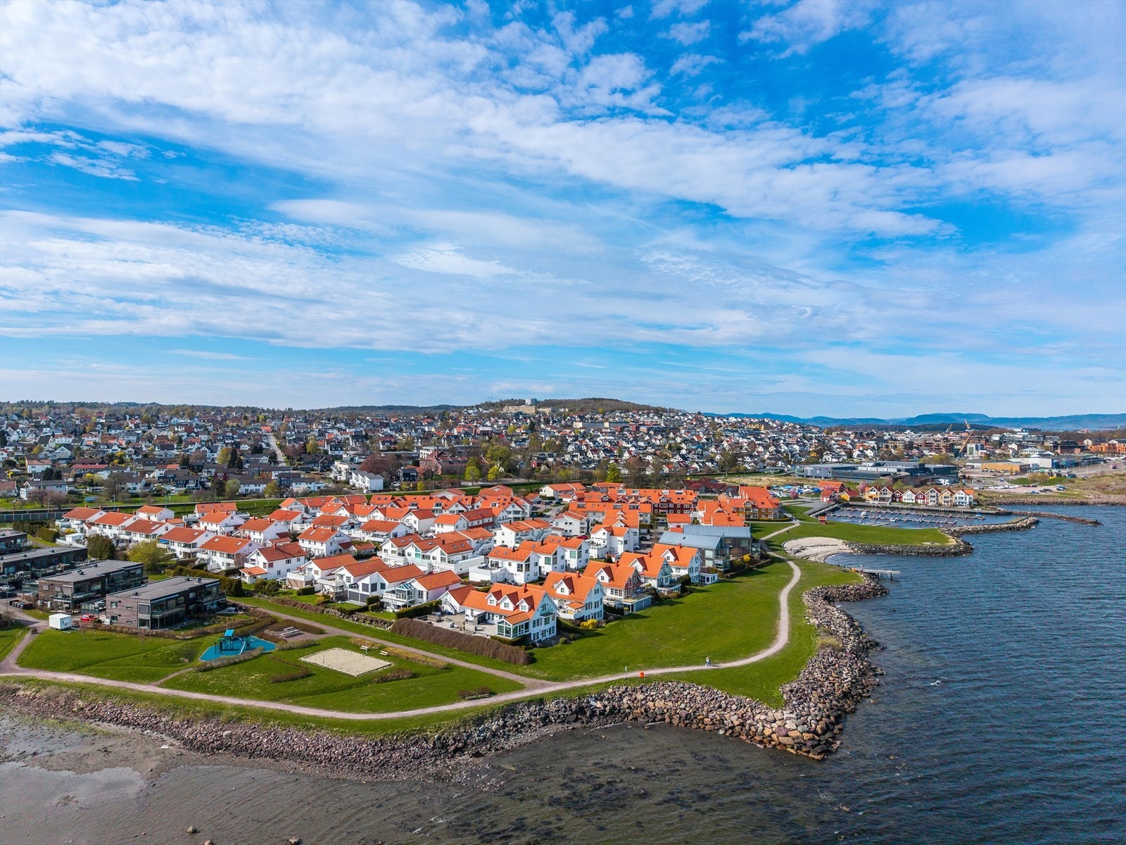 Oversikt over det veletablerte boligområdet Strandparken, med småbåthavn og friområder i umiddelbar nærhet. Galleribilde