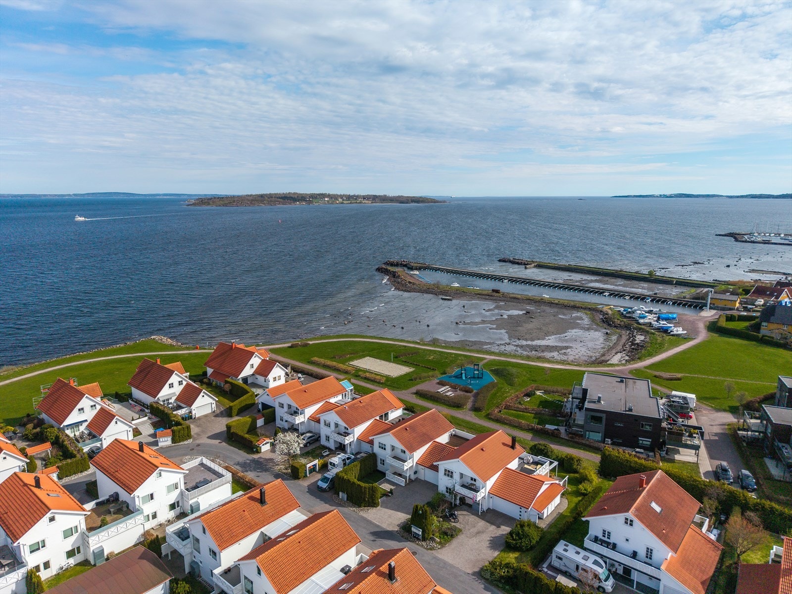 Nærområdet byr på lekeplasser og sandvolleyballbane, ideelt for barnefamilier. Galleribilde