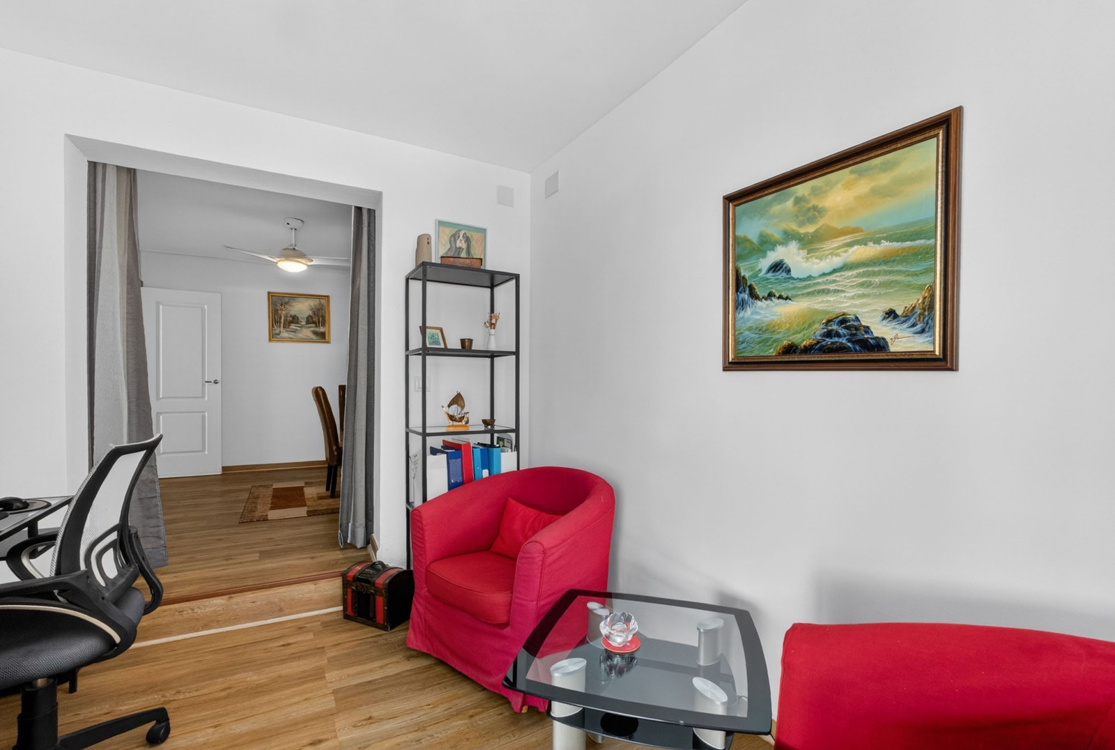 Soverom med utgang til bassengområde Galleribilde