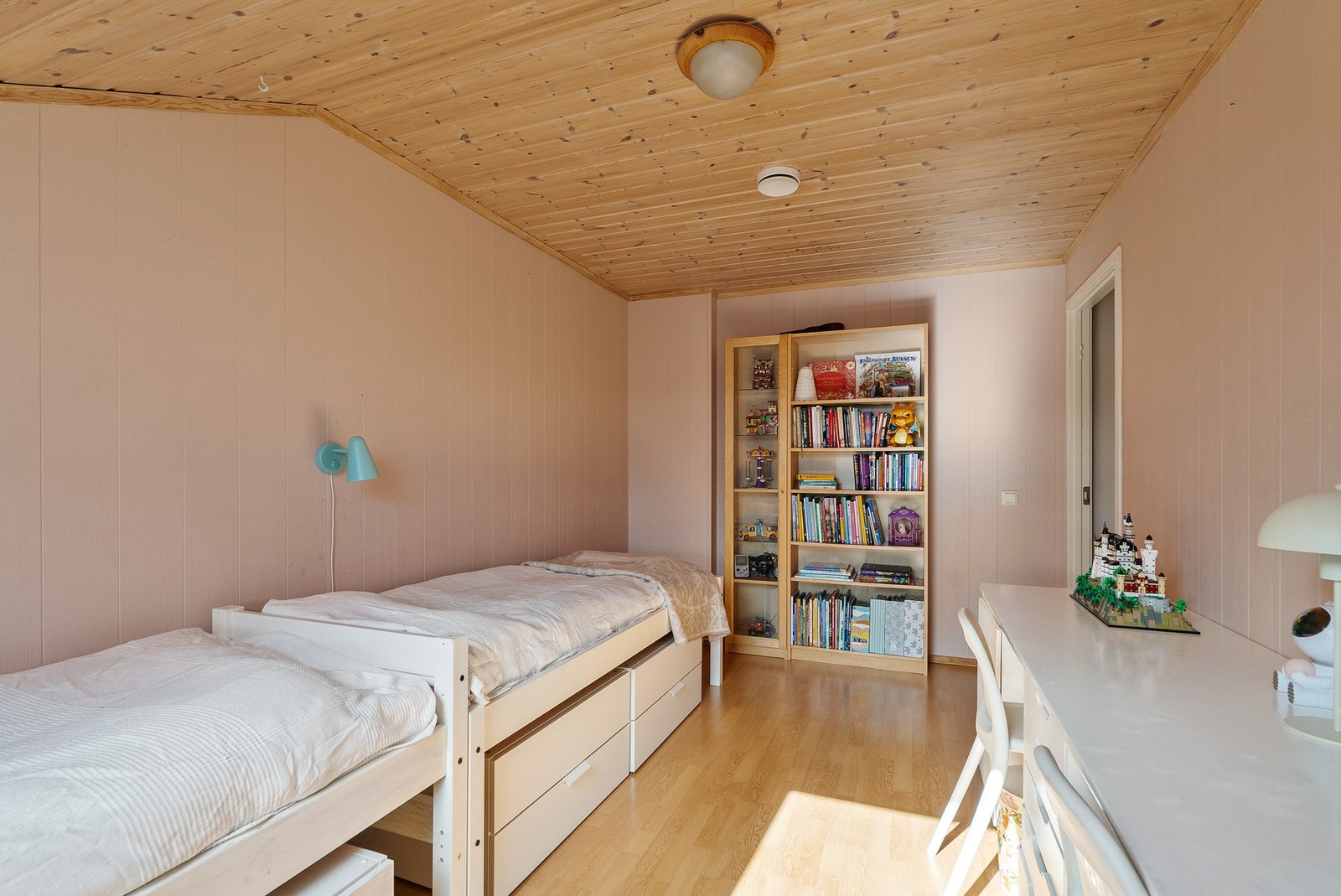 Også dette rommet har god plass til både seng, oppbevaring og en egen arbeidspult. Galleribilde
