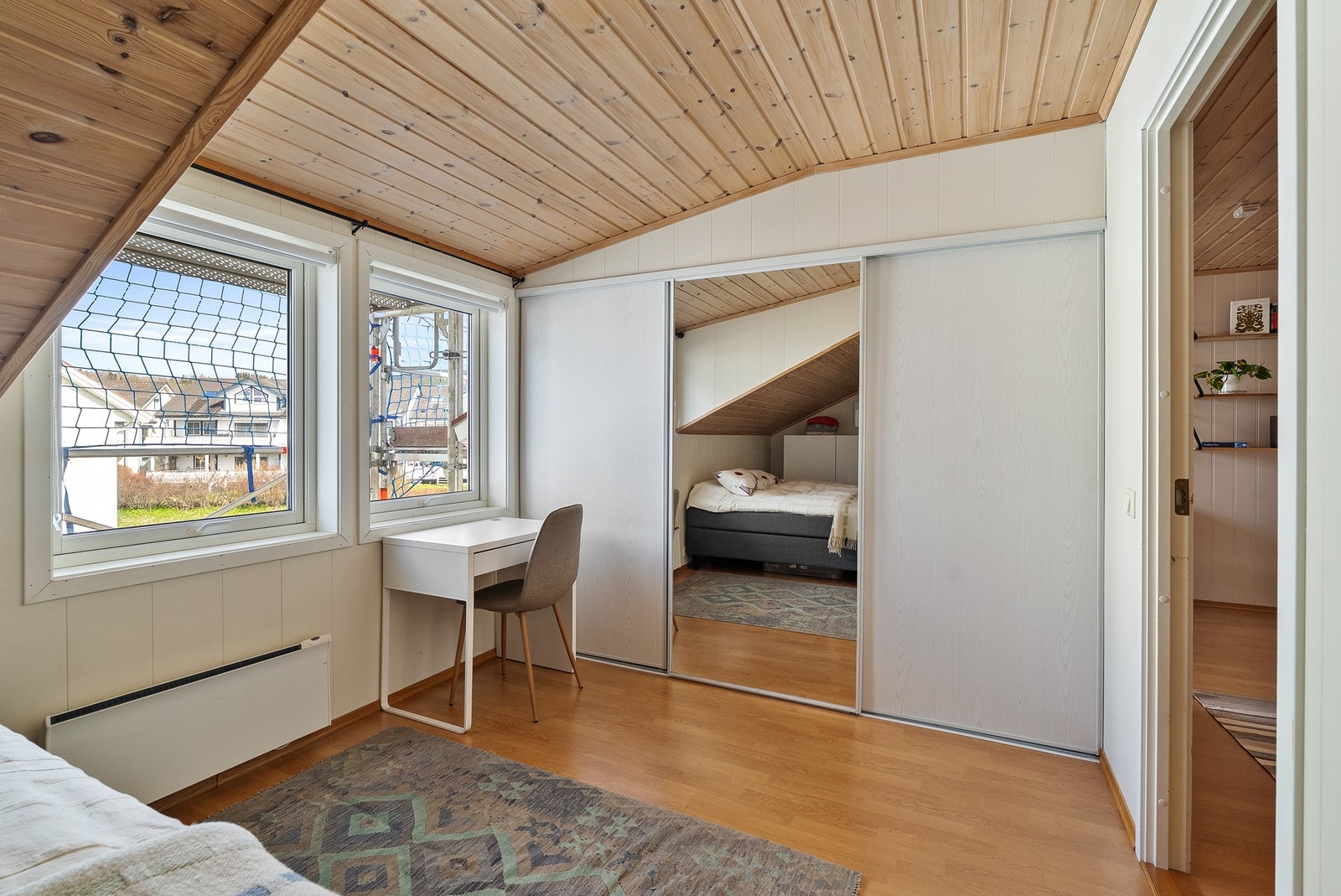 Soverommet er lyst og har plass til en liten arbeidsplass ved vinduet. Galleribilde