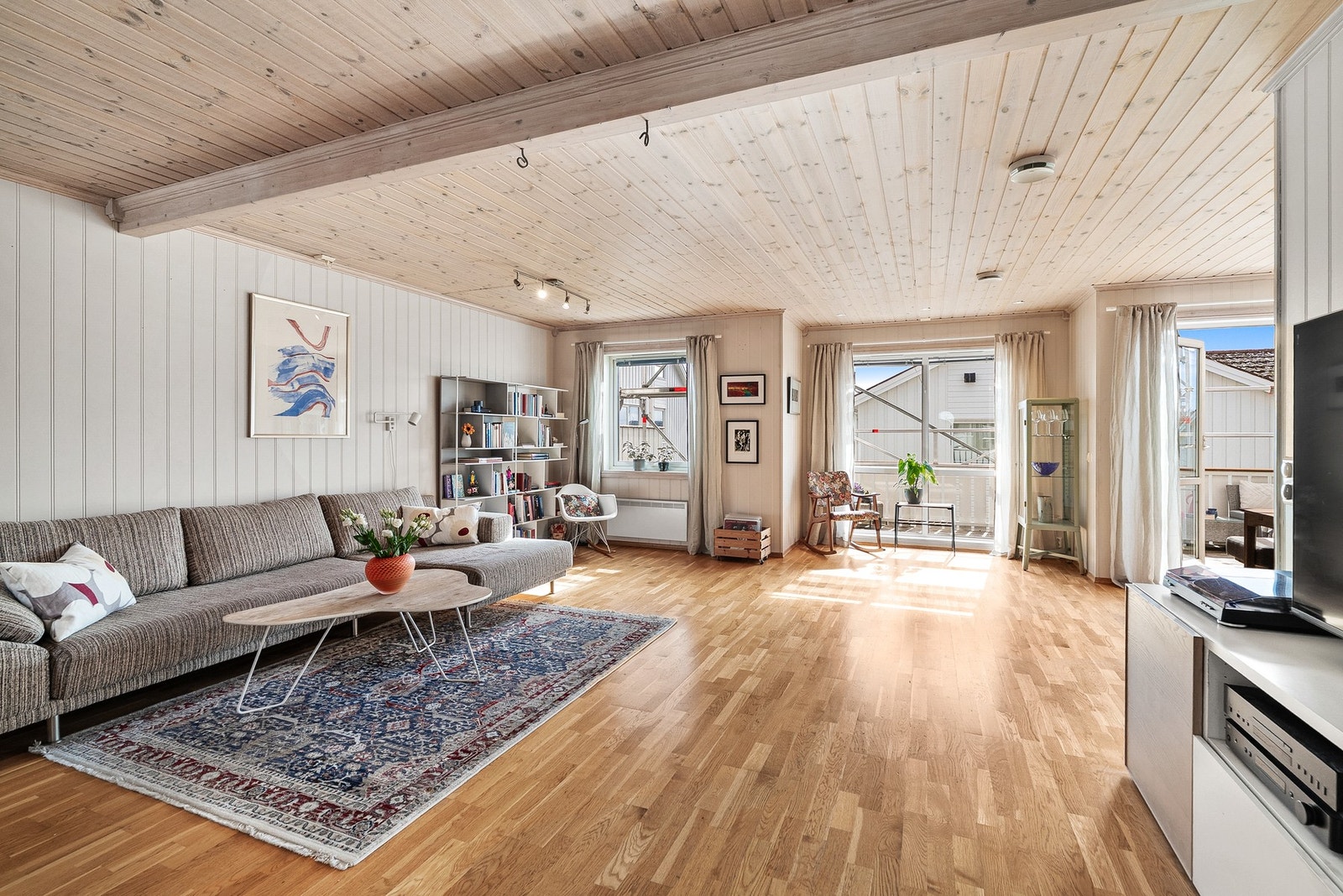 Leiligheten ligger i et etablert og rolig boligområde med umiddelbar nærhet til sjøen. Galleribilde