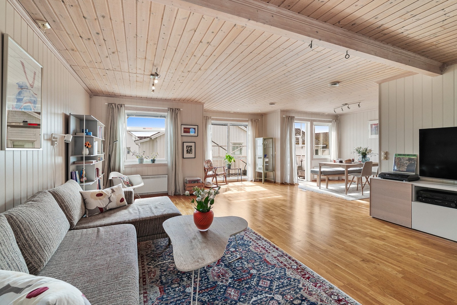 Stuen er romslig og lett å møblere, med plass til en stor sofagruppe og tilhørende møblement. Galleribilde