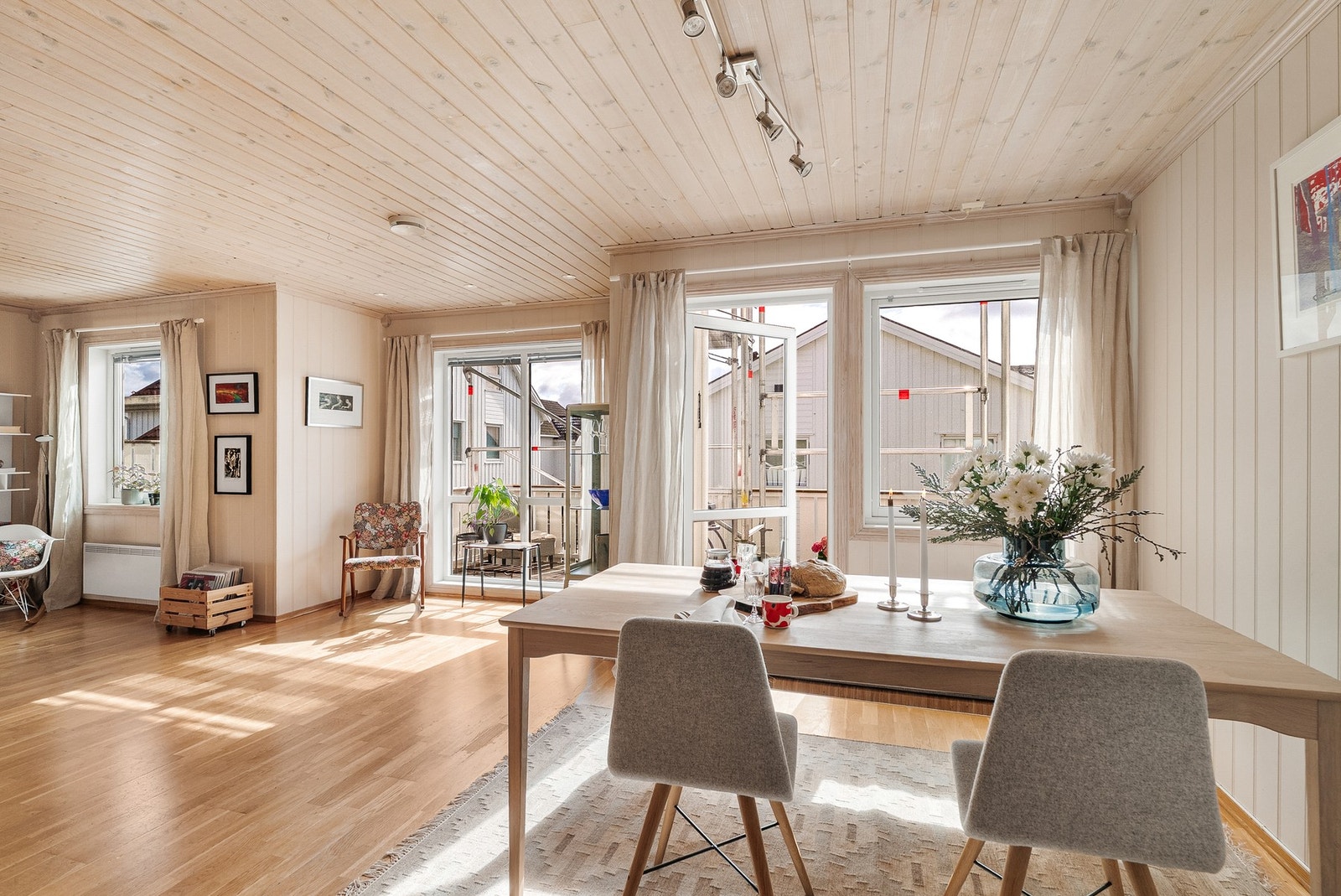 Fra spiseplassen har man god oversikt over stuen og direkte tilgang til balkongen. Galleribilde