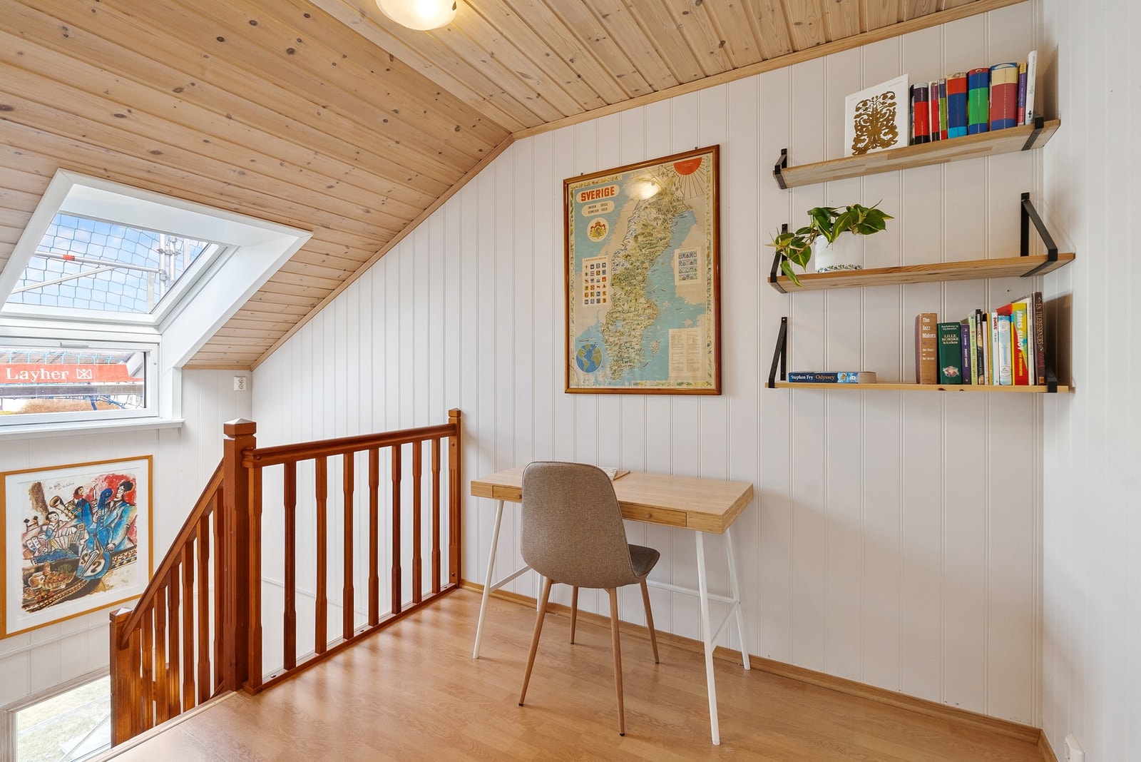 Loftsetasjen har plass til en liten kontorløsning. Galleribilde