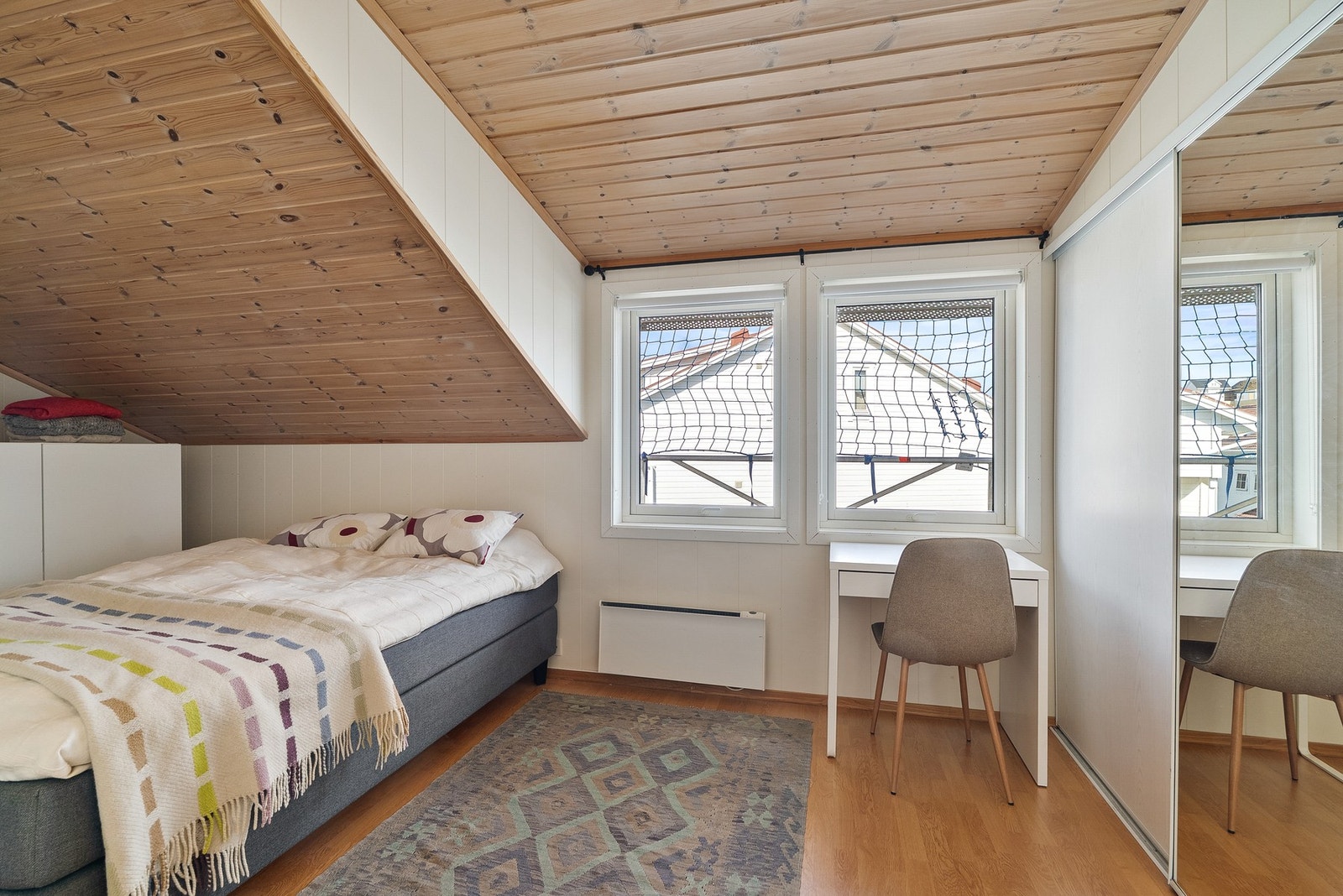 Hovedsoverommet har god plass til dobbeltseng og en romslig skyvedørsgarderobe for effektiv oppbevaring. Galleribilde