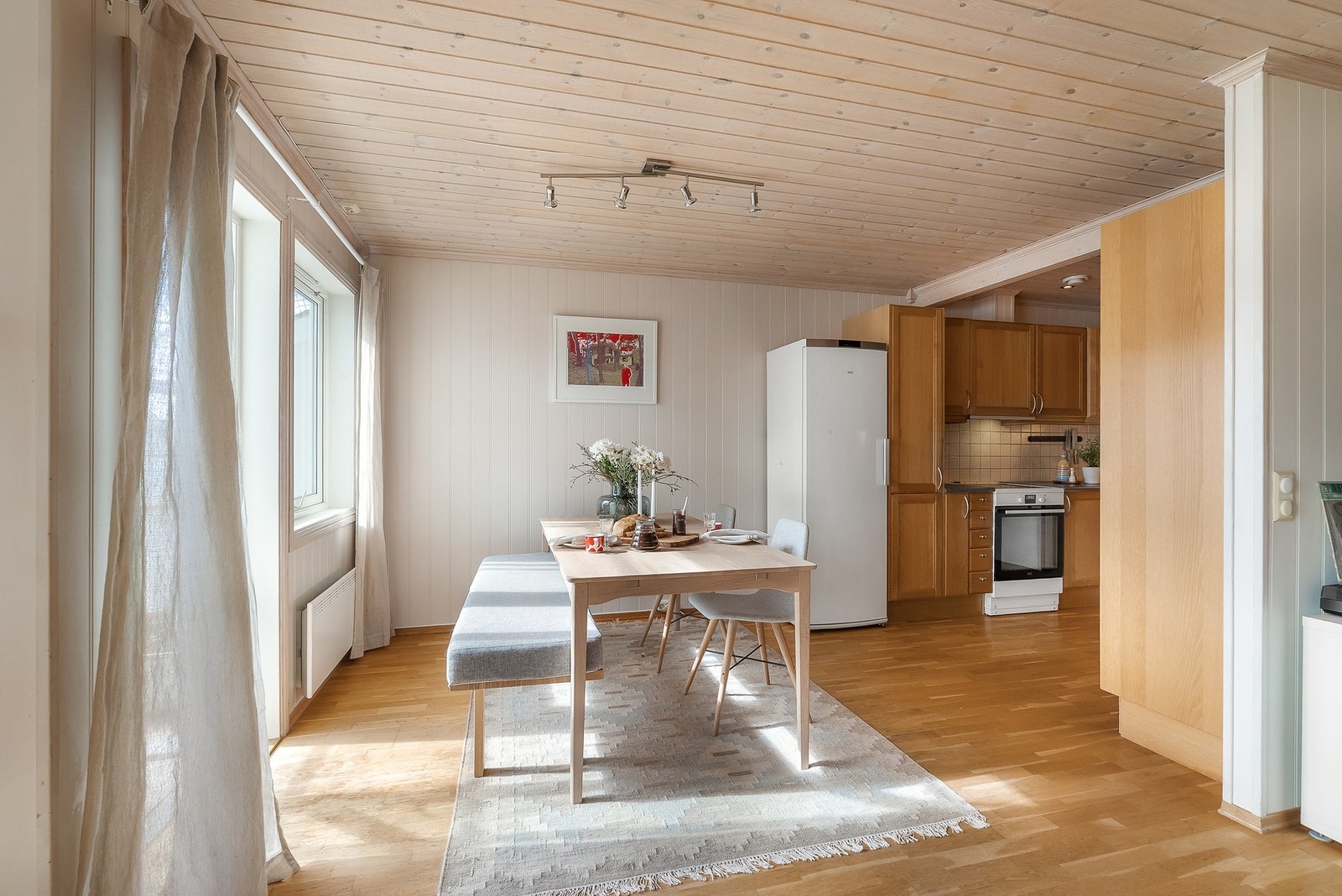 Spisestuen er plassert i tilknytning til kjøkkenet, perfekt for både hverdagsmåltider og sosiale sammenkomster. Galleribilde