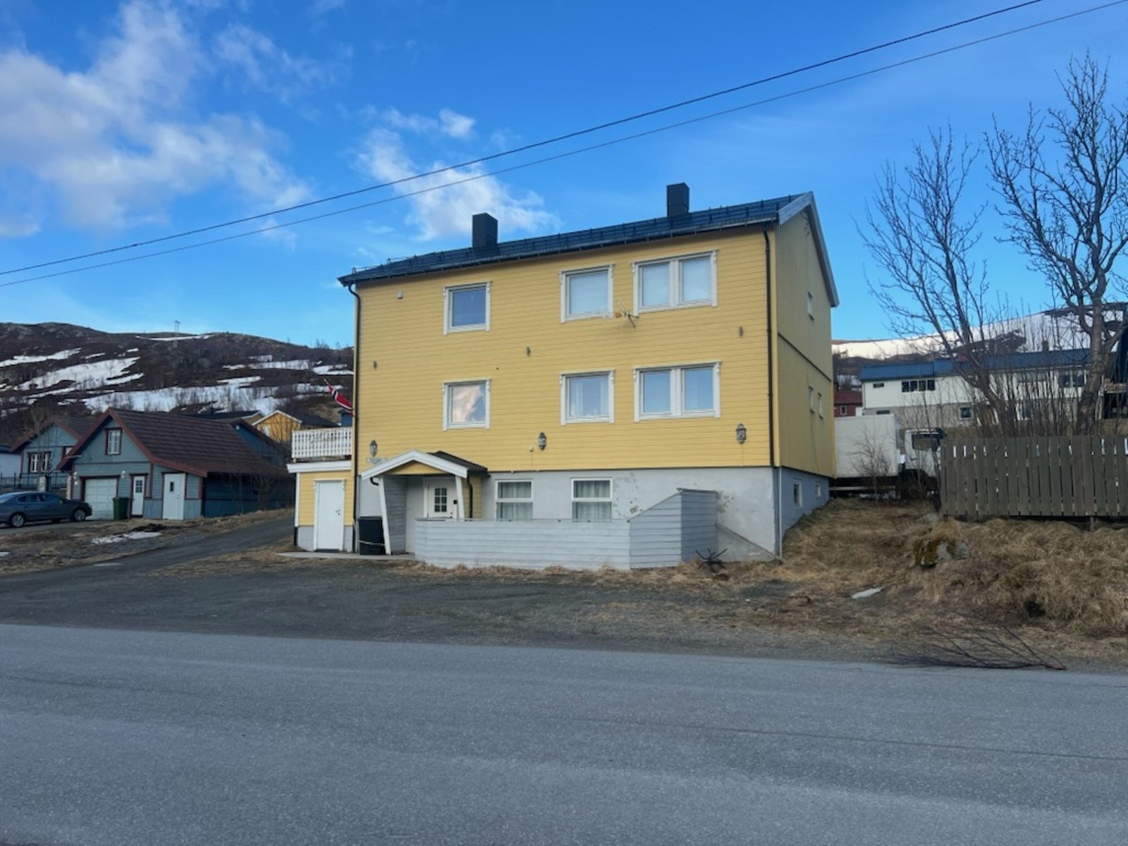 Dalvegen 2 - Romslig bolig med 3 boenheter i sentrum av Kvalsund Galleribilde