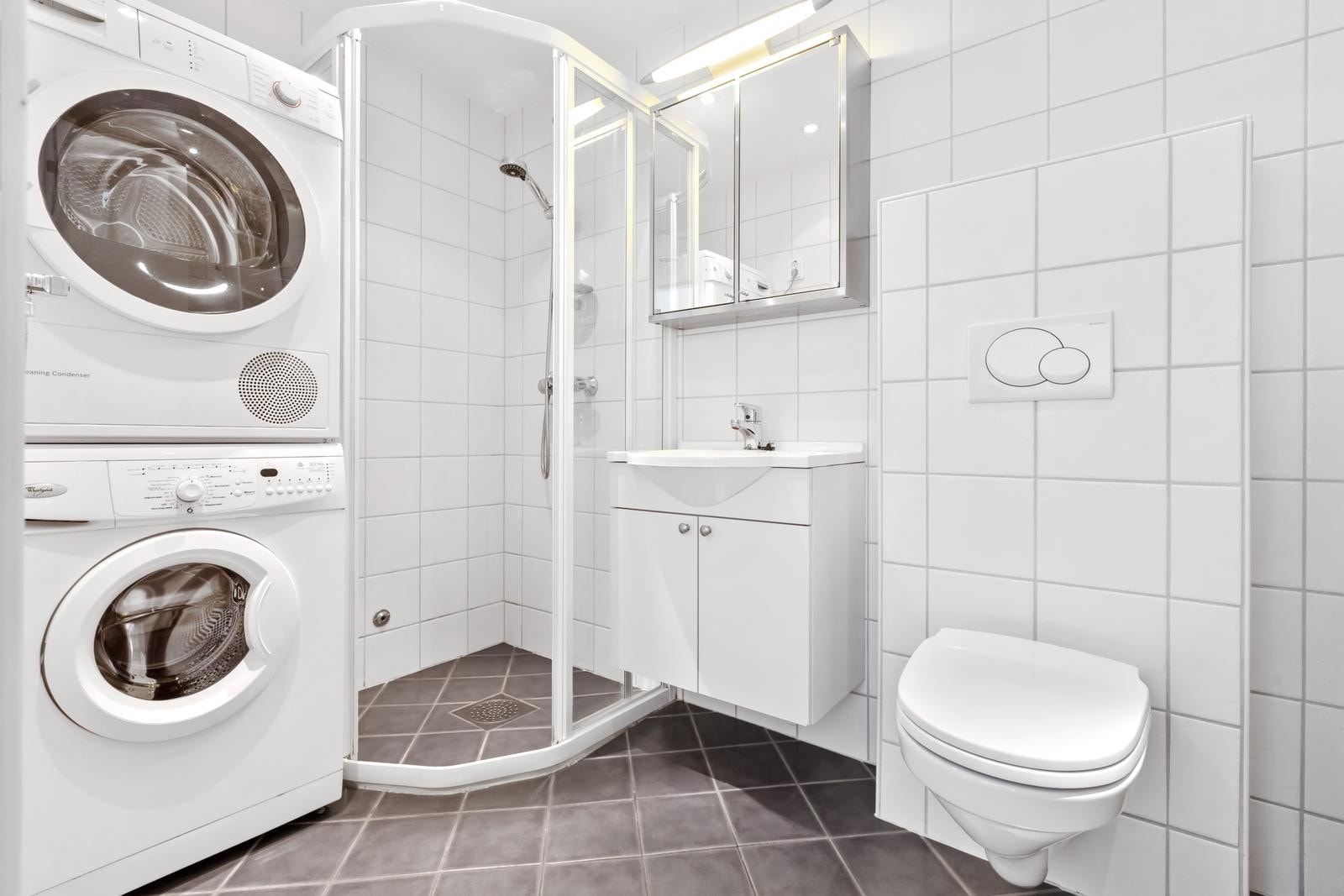 Pent flislagt bad med vegghengt WC, stort dusjhjørne. Vaskemaskin inkl, ikke tørketrommel Galleribilde