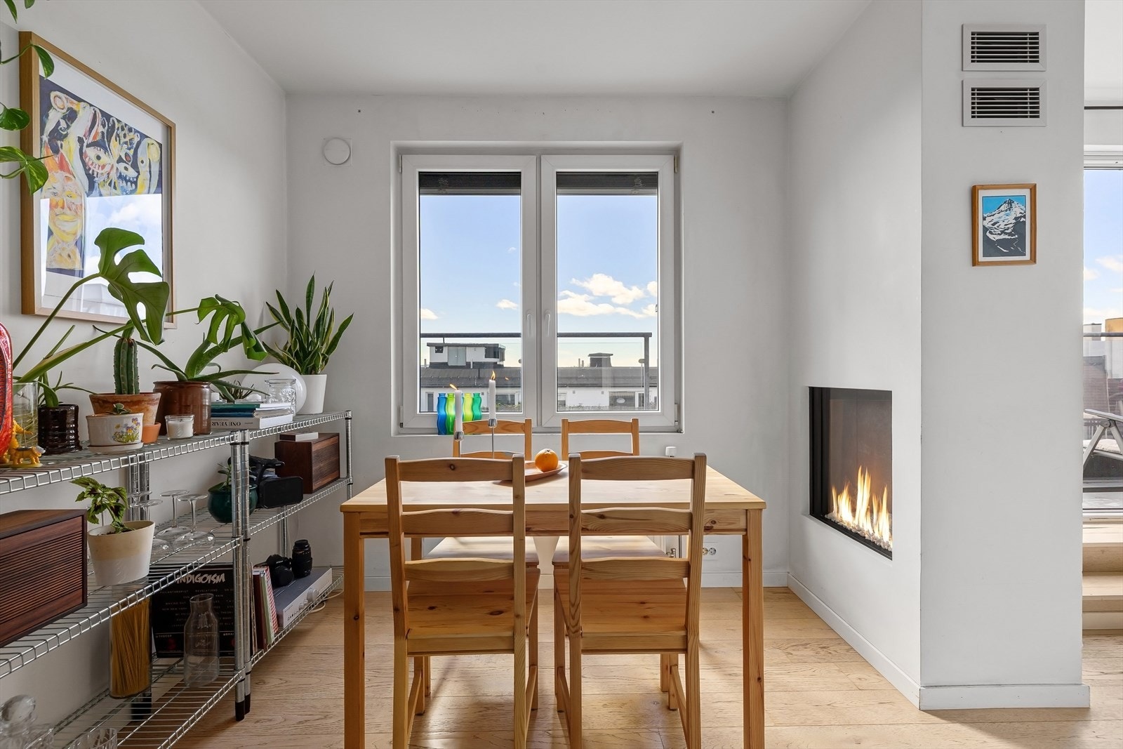 Spiseplassen er plassert ved gasspeisen, som gir varme og hygge til måltidene. Galleribilde