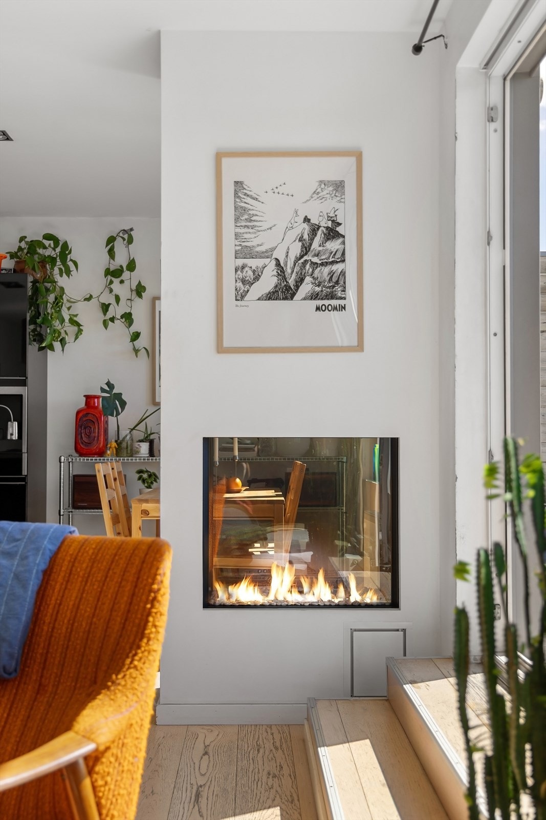 Gjennomgående gasspeis som kan nytes fra både stue- og spisesonen. Galleribilde