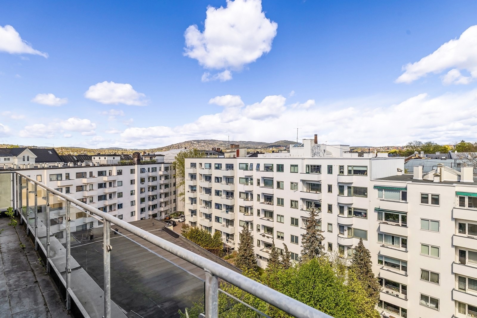 I tillegg til den private terrassen, har sameiet en felles takterrasse i 8. etasje med utgang like ved leiligheten. Galleribilde