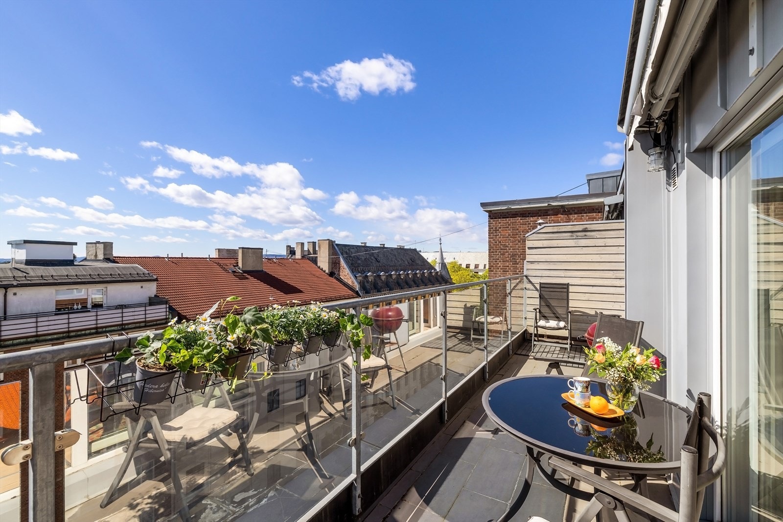 Den sydvestvendte terrassen har god plass til både sittegruppe og grill. Galleribilde