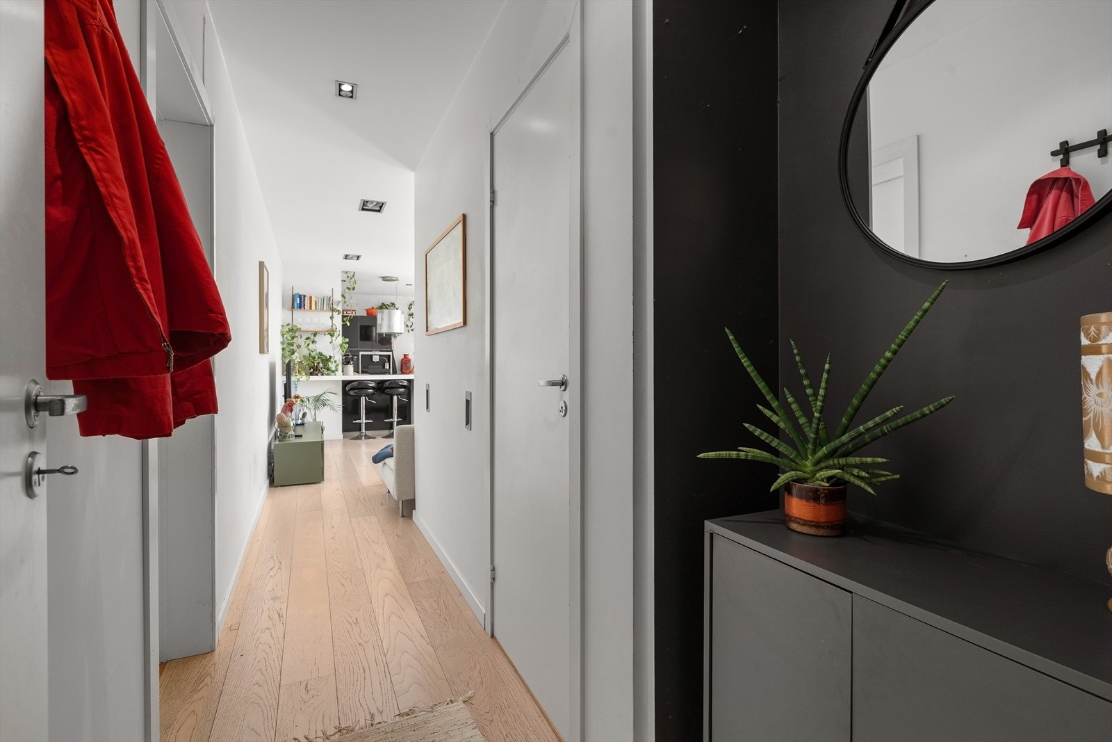 Entréen har plass til oppbevaring av yttertøy og sko, og leder videre inn i leiligheten. Galleribilde
