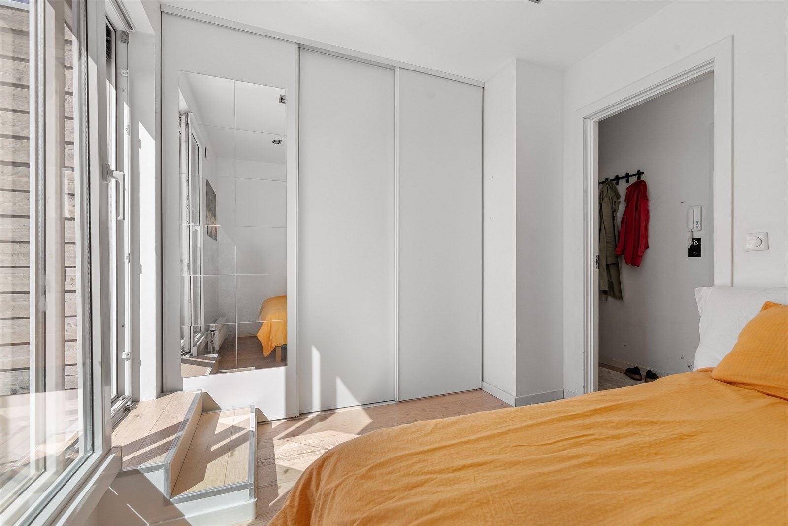 Soverommet er utstyrt med en romslig skyvedørsgarderobe for effektiv oppbevaring. Galleribilde