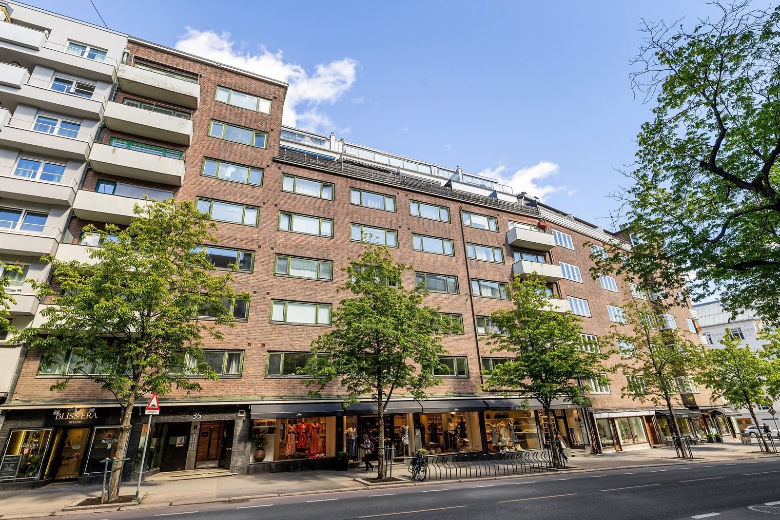 Bygården ligger sentralt i Bygdøy allé, en av byens mest populære gater, med et rikt utvalg av butikker og restauranter. Galleribilde