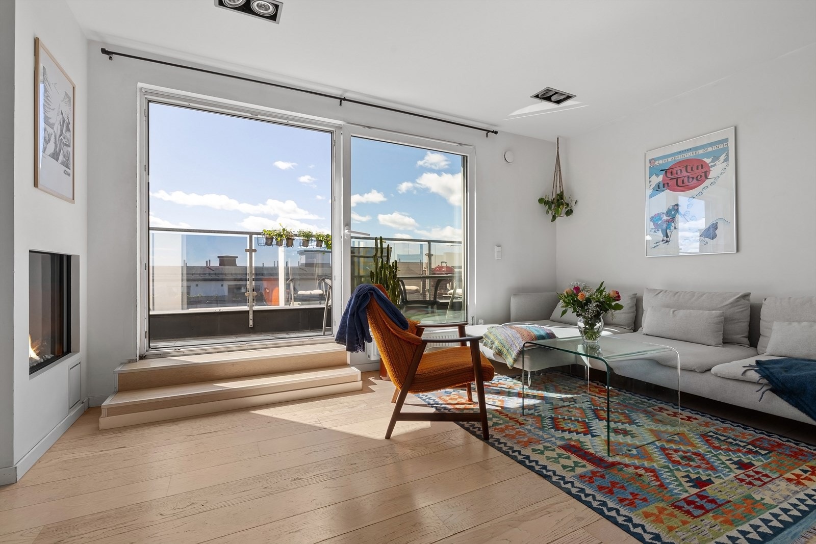 Fra stuen er det et lite nivåforskjell opp til den private takterrassen. Galleribilde