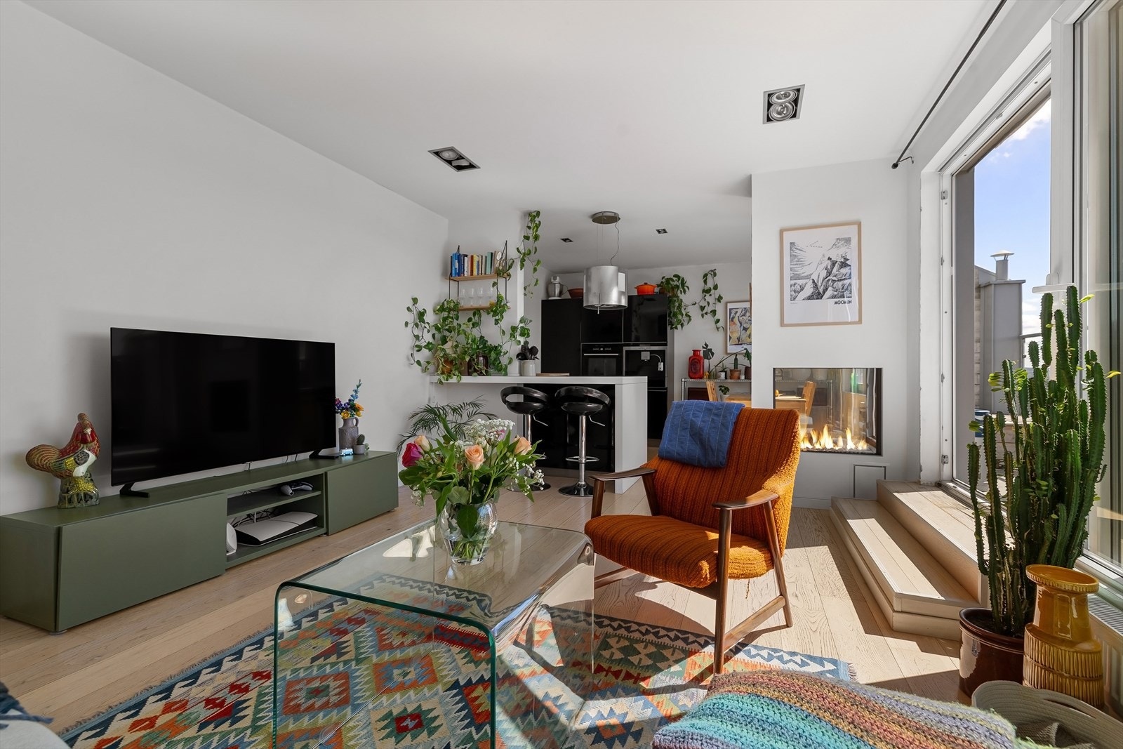 Stuen har god plass til en romslig sofagruppe og medieoppsett. Galleribilde