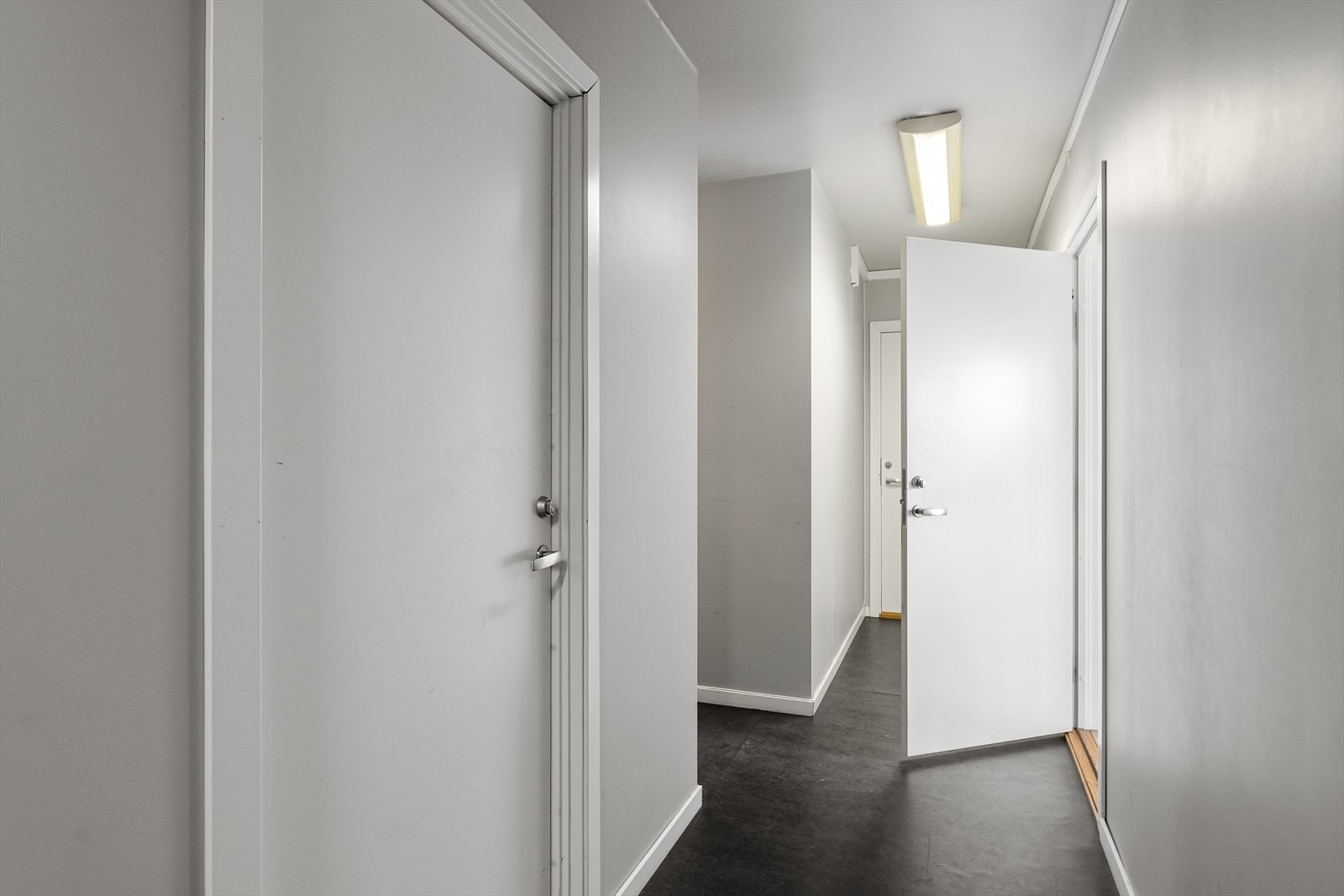 Leiligheten disponerer en stor bod, praktisk plassert rett over gangen i samme etasje. Galleribilde