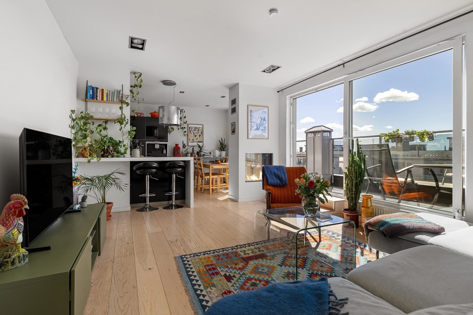 Stuen og kjøkkenet danner et sosialt allrom, med store skyvedører som åpner opp mot takterrassen og visker ut skillet mellom inne og ute. Galleribilde