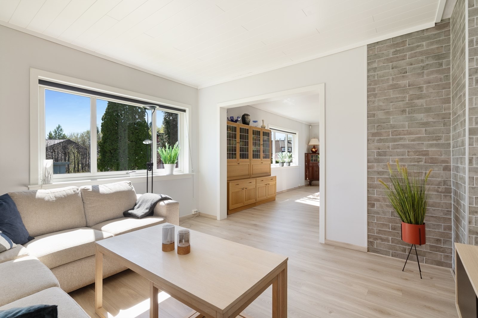 Stuen har en åpen og luftig utforming med plass til flere sittegrupper. Galleribilde