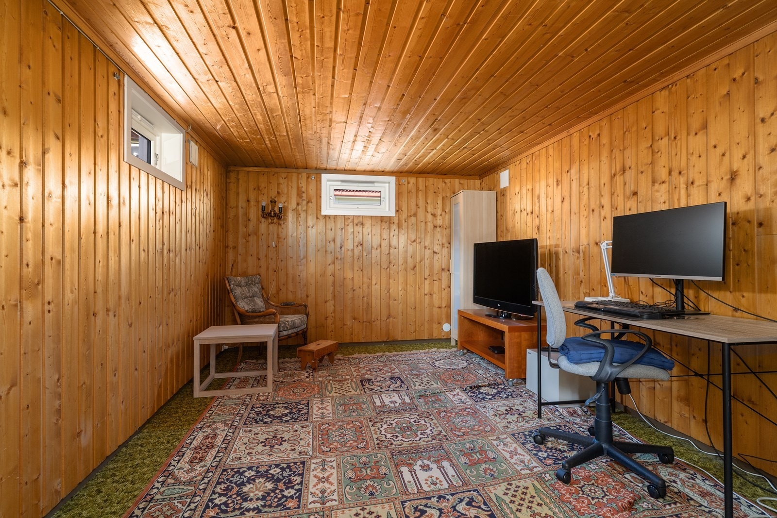 I kjelleren er det et innredet rom med varmekabler i gulvet, egnet som for eksempel kontor eller TV-stue. Galleribilde