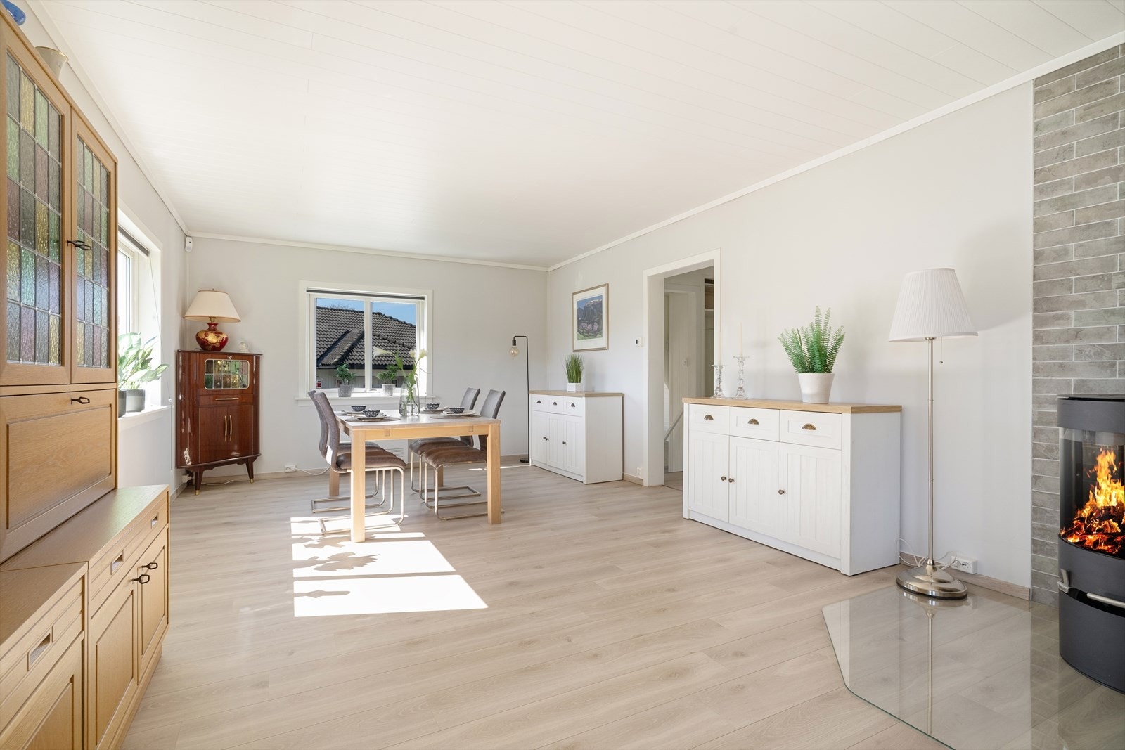 Spisestuen er et naturlig samlingspunkt, med god plass til et stort spisebord for familie og venner. Galleribilde