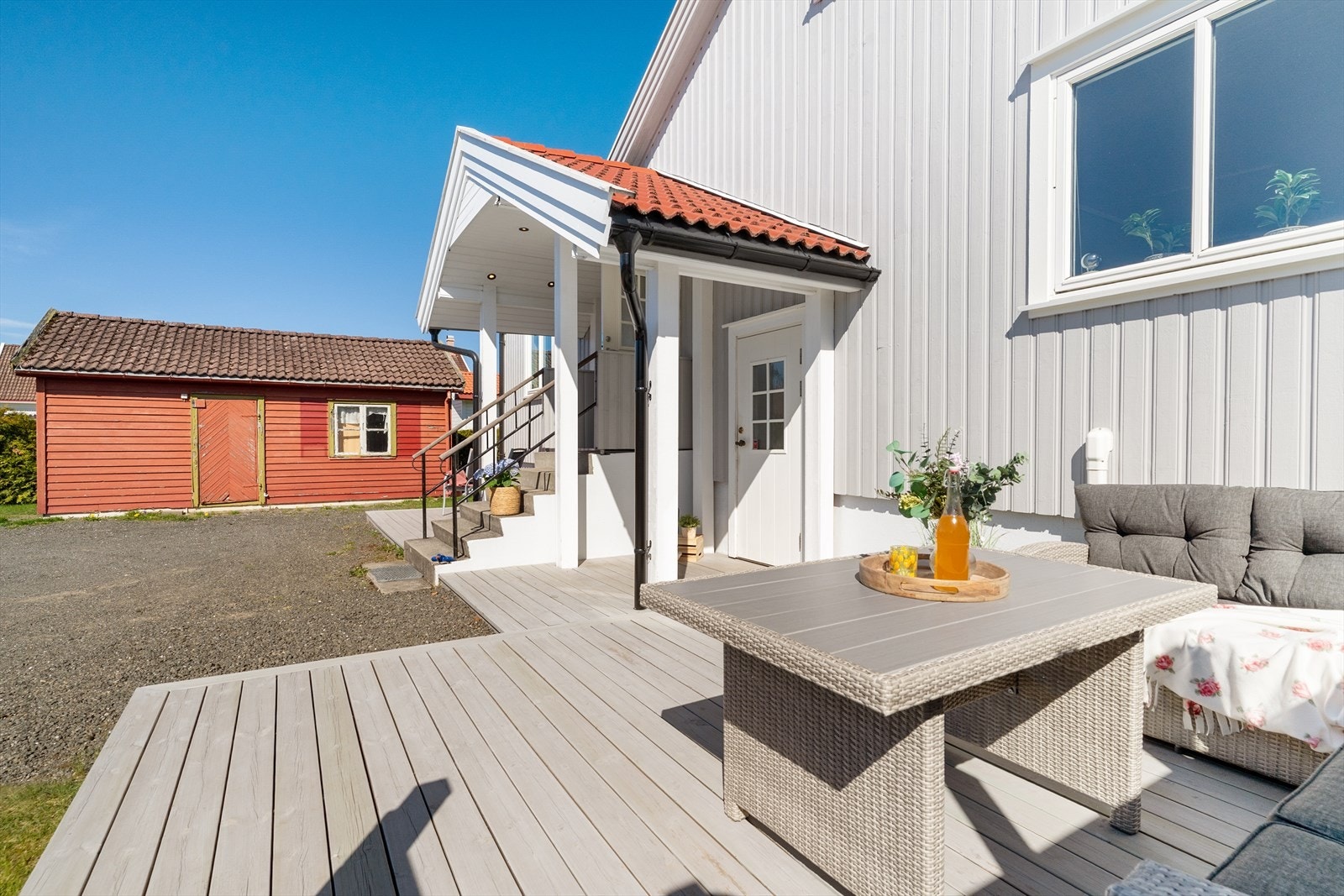 En av uteplassene er skjermet og har god plass til en romslig sittegruppe. Galleribilde