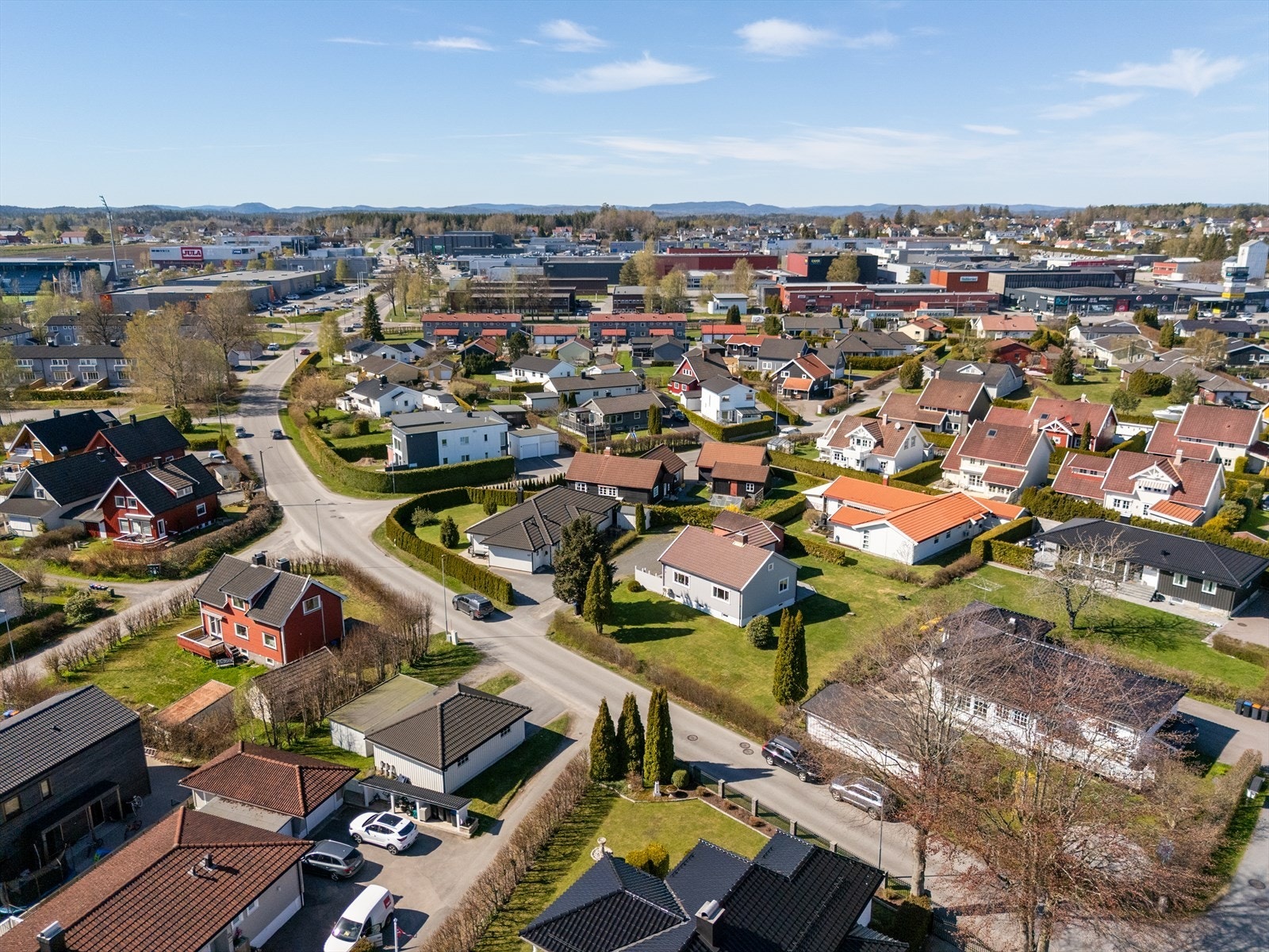 Dagligvarehandelen gjøres enkelt på Pindsle, som ligger en kort kjøretur unna med flere butikker og servicetilbud. Galleribilde