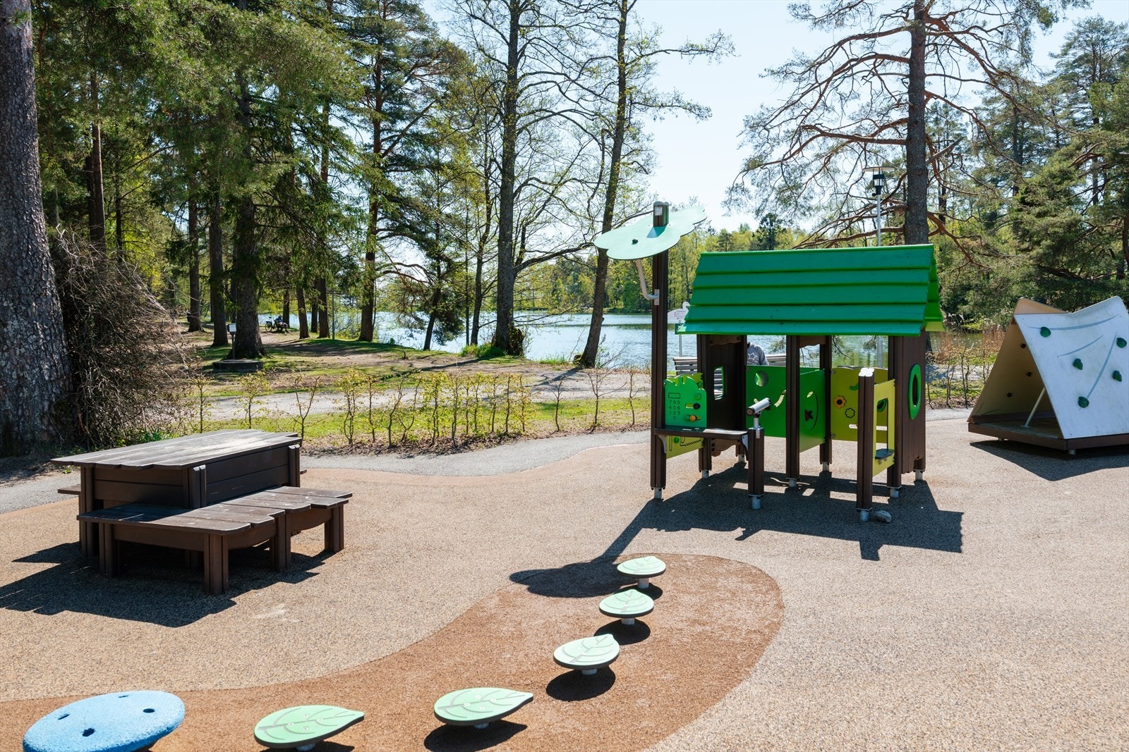For de yngste finnes det flere lekeplasser i Bugårdsparken. Galleribilde