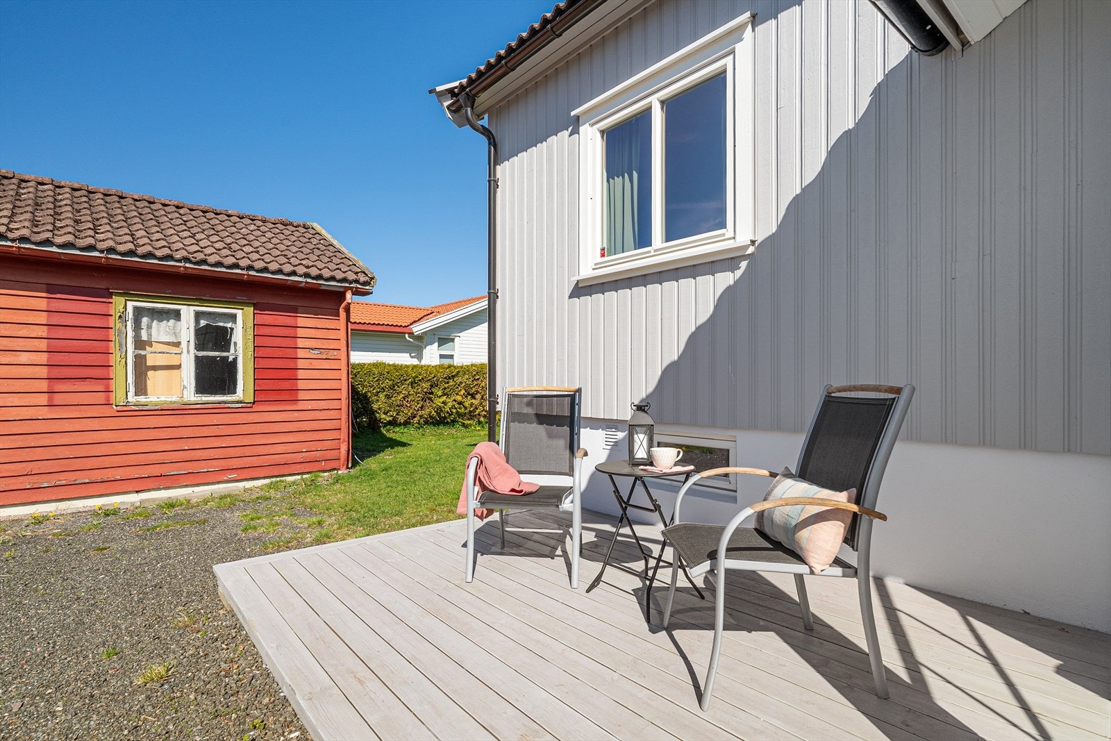 En annen platting ligger ved inngangspartiet og er på cirka 20 m². Galleribilde